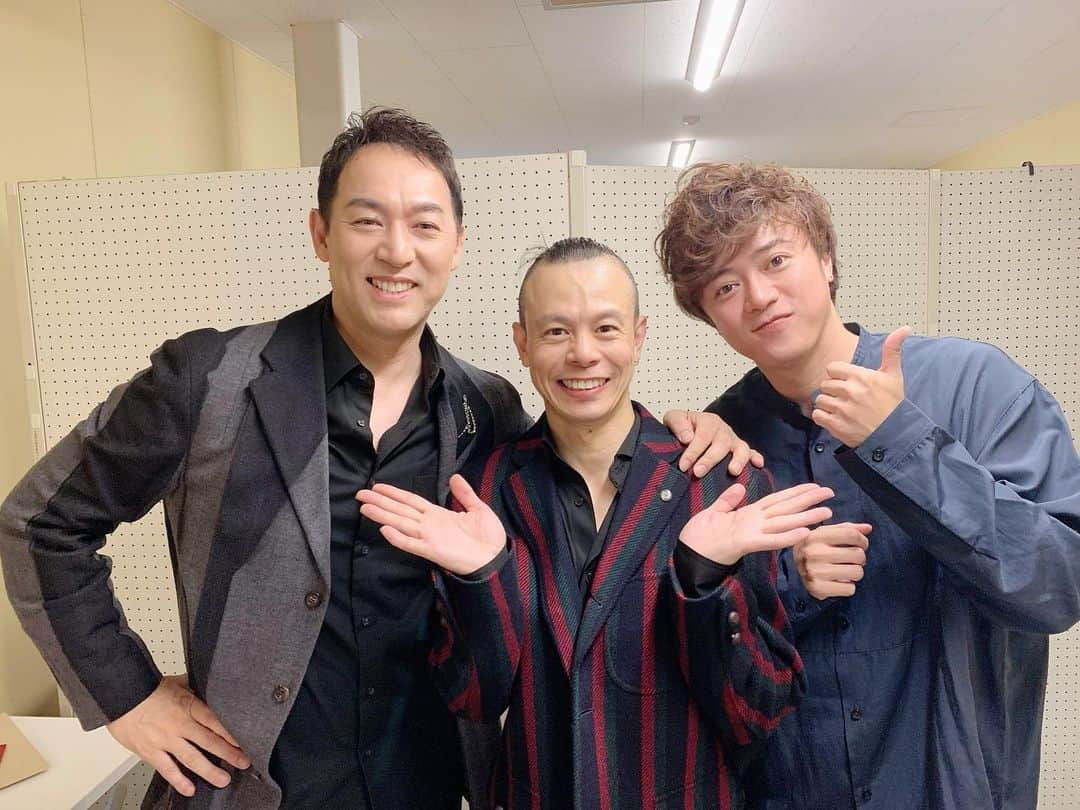 福井晶一のインスタグラム：「ライブパフォーマンス「３」豊川公演 無事に終演しました。 これにて全公演、無事に終えることができました。 たくさんのご来場本当にありがとうございました。  特に本日の豊川公演の客席は半分以上がダンススクールの生徒さんで僕たちのパフォーマンスから何かを感じ取ってくれてたなら嬉しいです。  豊川のオーディションメンバーの二人も堂々たるパフォーマンスで素晴らしかった👏🏻✨  #ライブパフォーマンス3 #豊川公演 #こざかい葵風館  #蔡暁強 #上川一哉 #福井晶一 #岡本結花」