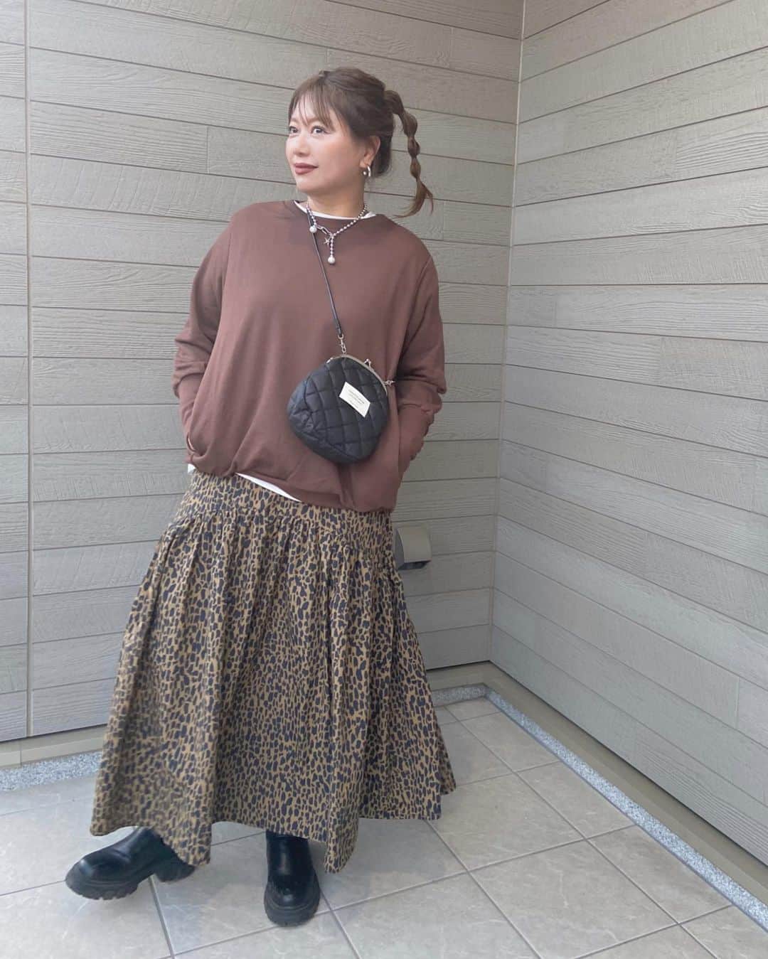 mmmaaakkkiiikkkoooさんのインスタグラム写真 - (mmmaaakkkiiikkkoooInstagram)「笑っちゃうほど可愛い🤎#PR @uricca_official のコットン混トレーナー⭐️  激売れリブ長トレーナーがポケット付きになって、 カラーも全色リニューアルして バージョンアップ✨✨ 袖のデザインもかわいい~🐻  寒くなってきた今の季節にピッタリ🍂  詳しくはストーリーからチェックしてみて下さい🏷️ . . . . tops/ @uricca_official  skirt/ @ciaopanictypy  bag/ @beautifulpeople_officialsite  boots/ @fabbyfabby_tokyo  . . . . #uricca#ウリッカ#uriccaコーデ#ママコーデ#ママファッション#大人カジュアル#カジュアルコーデ#シンプルコーデ#モノトーンコーデ#ootd#outfit#locari#partegram #プチプラコーデ#40代コーデ#30代コーデ#大人女子#インスタ映え#韓国ファッション#レディースファッション#プチプラ#プチプラファッション#大人女子#ミリタリーコーデ #レーススカート#ロングスカート」10月22日 21時48分 - mmmaaakkkiiikkkooo