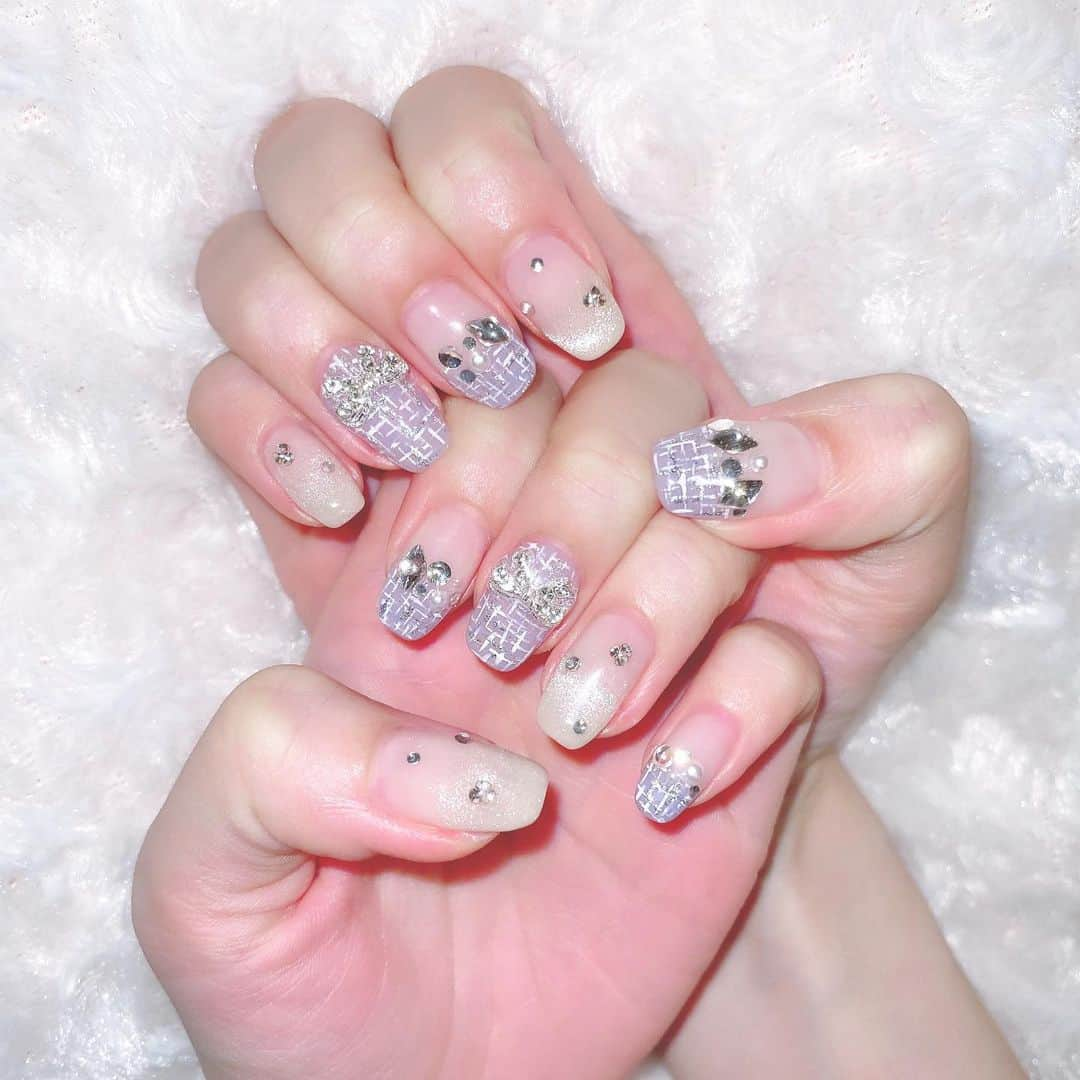 長南舞さんのインスタグラム写真 - (長南舞Instagram)「new nail💅  今回も可愛すぎるネイル〜🥺🤍 ツイードもマグネットも大好きだから超ちょなん好み🥺🤍  @__emi.arai__ さんいつもありがとうございます🫶🏻  #ネイル #ネイルデザイン #ジェルネイル #銀座ネイルサロン #トレンドネイル #ネイルサロン #nail #nails #ツイードネイル #マグネットネイル ネイル #フレンチネイル #mooipark #mooipark銀座店 #キラキラネイル #nailart #naildesign」10月22日 21時48分 - chonanmai