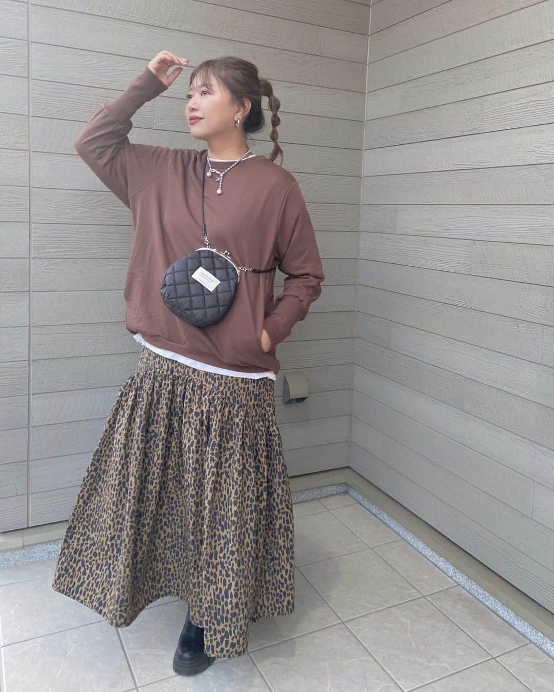 mmmaaakkkiiikkkoooのインスタグラム：「笑っちゃうほど可愛い🤎#PR @uricca_official のコットン混トレーナー⭐️  激売れリブ長トレーナーがポケット付きになって、 カラーも全色リニューアルして バージョンアップ✨✨ 袖のデザインもかわいい~🐻  寒くなってきた今の季節にピッタリ🍂  詳しくはストーリーからチェックしてみて下さい🏷️ . . . . tops/ @uricca_official  skirt/ @ciaopanictypy  bag/ @beautifulpeople_officialsite  boots/ @fabbyfabby_tokyo  . . . . #uricca#ウリッカ#uriccaコーデ#ママコーデ#ママファッション#大人カジュアル#カジュアルコーデ#シンプルコーデ#モノトーンコーデ#ootd#outfit#locari#partegram #プチプラコーデ#40代コーデ#30代コーデ#大人女子#インスタ映え#韓国ファッション#レディースファッション#プチプラ#プチプラファッション#大人女子#ミリタリーコーデ #レーススカート#ロングスカート」