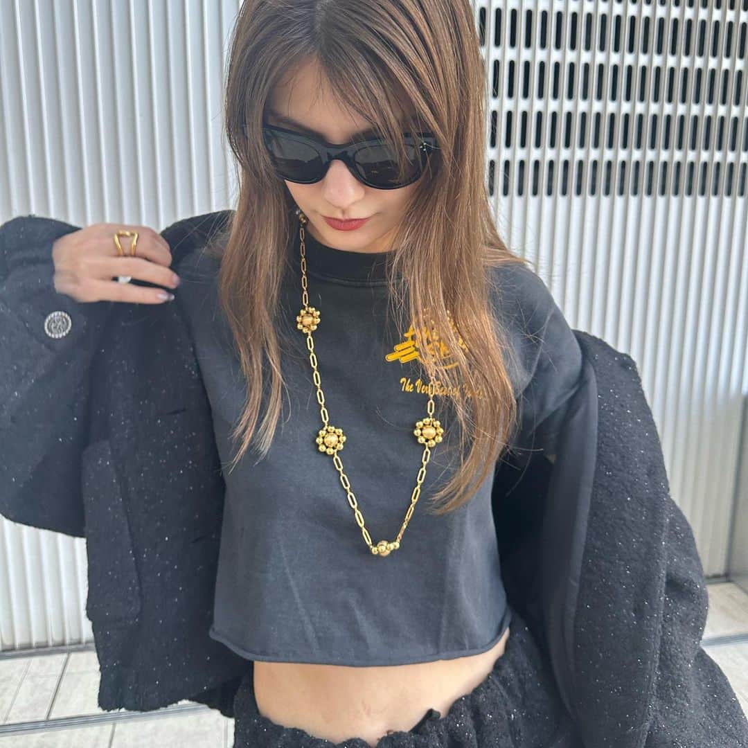 マギーのインスタグラム：「Bits of this week🌕🌈⛈️🖤✨ #今週のいろいろ  ①ガーリーな @coel.official のセットアップに古着T合わせ ②あおあおあお ③🌈 ④🍈家具と船 ⑤イタリアなイタリアン ⑥栄養 ⑦太陽の光が冬に近づいてる感 ⑧るくお得意のあし ⑨つよい🌅 ⑩数年ぶりに引っ張りだした @soniarykiel のバッグ」