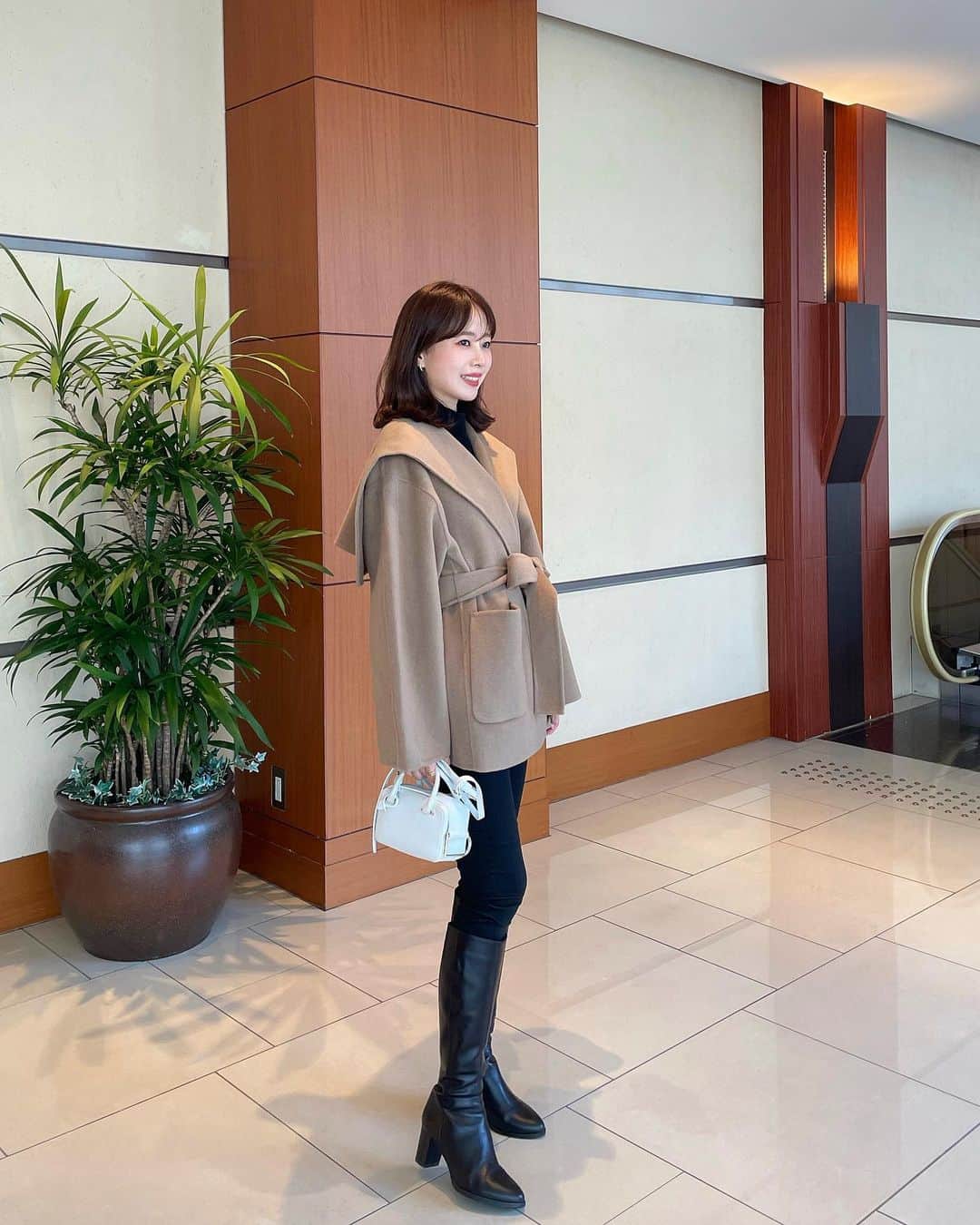 ハンナミのインスタグラム：「🧥🤎❄️  新作セーラーカラーショートコート♡ 程よく丸みのあるコクーン袖もポイントになって かわいいんです ♩  10.25(水)12:00〜発売開始です 🌛!  (一緒に動画も載せたいのに なぜかエラーになる、😵)」