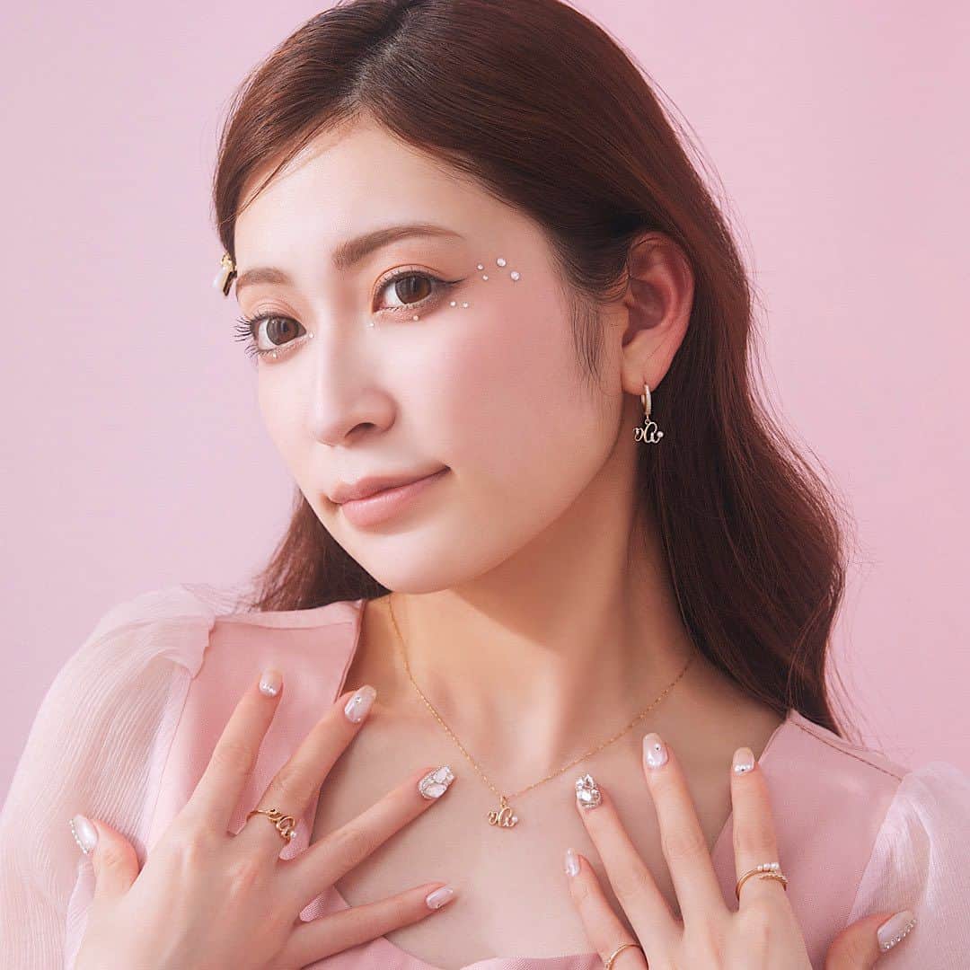 のインスタグラム：「@_yoshida_akari ちゃんプロデュース ジュエリーブランド💎 @anchelion のビジュアル💄  キラキラ・ストーンメイクで💎💄🫶🏻  📷@takuyaiioka  👗@aya_yagishita   #吉田朱里プロデュース #anchelion」