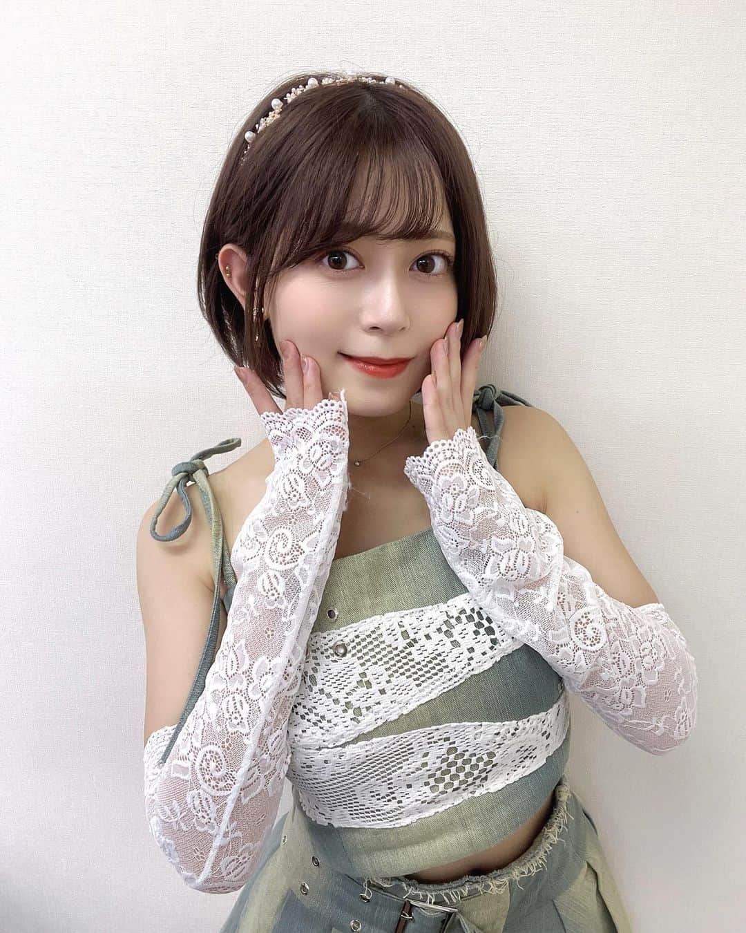 岩花詩乃のインスタグラム：「まなたんの生誕イベありがとうございました！ 楽しかった〜 まなたん可愛い衣装も用意してくれてありがとう！！ 1部は安定ベレー帽だったけど、2部はカチューシャ！ どうですか？🙂🙂」