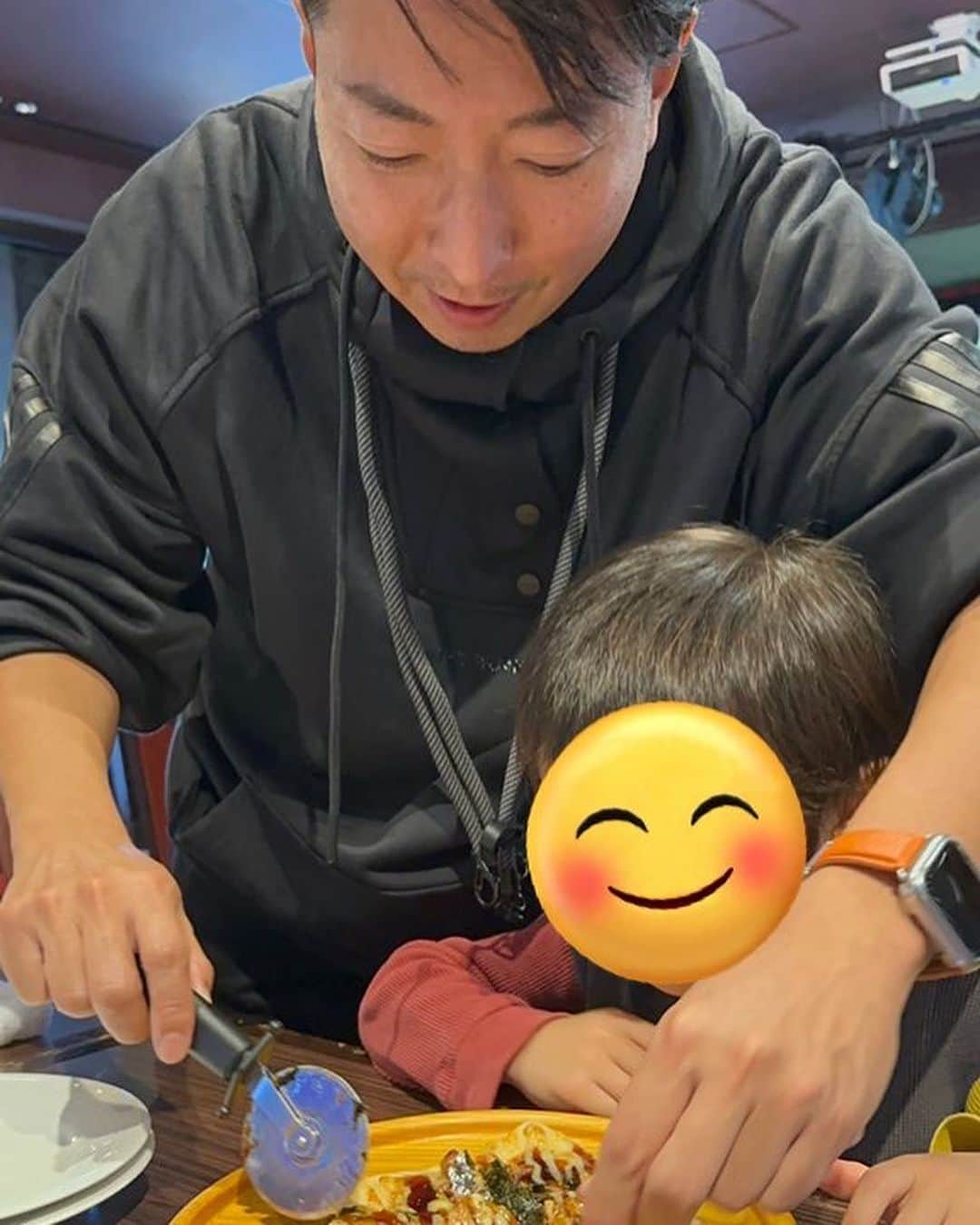 のインスタグラム：「今日は息子と一緒に、べるべるパーク横浜に行って、ピザを親子で作りました🍕  ここは、ドリンクや食べ物のメニューも豊富で、子供は滑り台や、ダーツ、カラオケなど、遊び放題😊  照り焼きチキンピザを親子で作って食べるのは最高😃息子の作るピザは美味しかったな❣️ありがとう〜  #有村昆 #べるべるパーク」