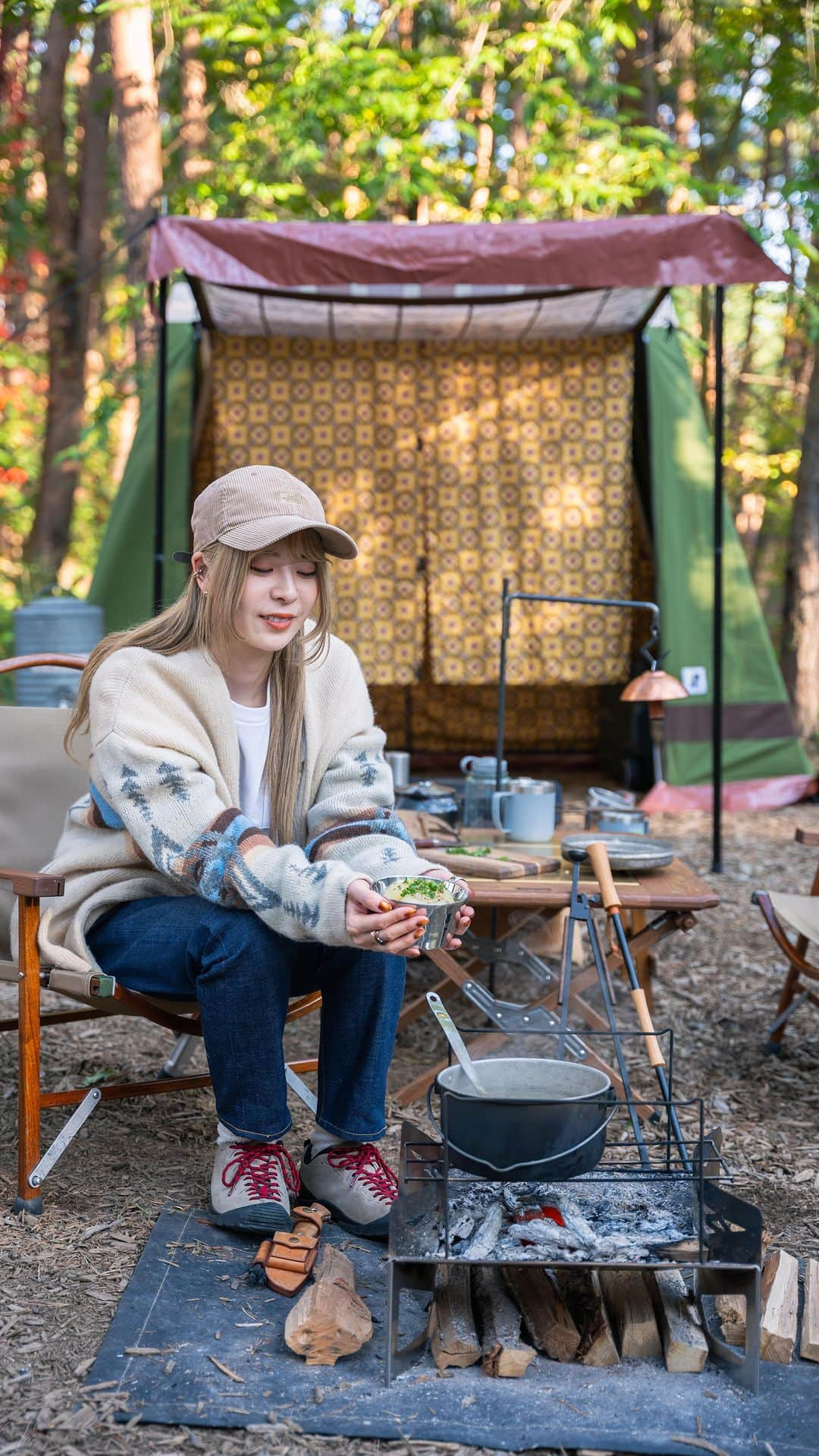 さーやんのインスタグラム：「丸ごと玉ねぎスープ🧅レシピ有り⏬ 　 寒い季節にあったまる〜 簡単にできるスープレシピです🥣 　 　 ▫️材料 ・玉ねぎ　　　　2個 ・袋のコンソメ　3本 ・水　　　　　　900ml ・粉チーズ　　　適量 ・塩コショウ　　適量 ・パセリ　　　　適量 　 　 ▫️作り方 ①玉ねぎの皮を剥き、 　6等分に切り込みを入れる。 ②鍋に水、コンソメを入れる。 ③蓋をし、弱火〜中火で20分程煮込む。 ④塩コショウで味を整える。 ⑤器に盛り、粉チーズとパセリを 　トッピングしたら完成✨ 　 粉チーズは多めが美味しいです😋 　 　 ⏬その他レシピはこちらから @___saaayan___ 　 　 　 　 #キャンプ #キャンプ飯 #キャンプ料理 #キャンプ飯レシピ #キャンプご飯 #キャンプコーデ #キャンプ女子 #アウトドア #アウトドア料理 #アウトドア女子 #スープレシピ #簡単レシピ #レシピ #料理 #camp #camping #camplife #outdoor #outdoorlife #露營 #露營生活 #캠프닉 #캠핑」