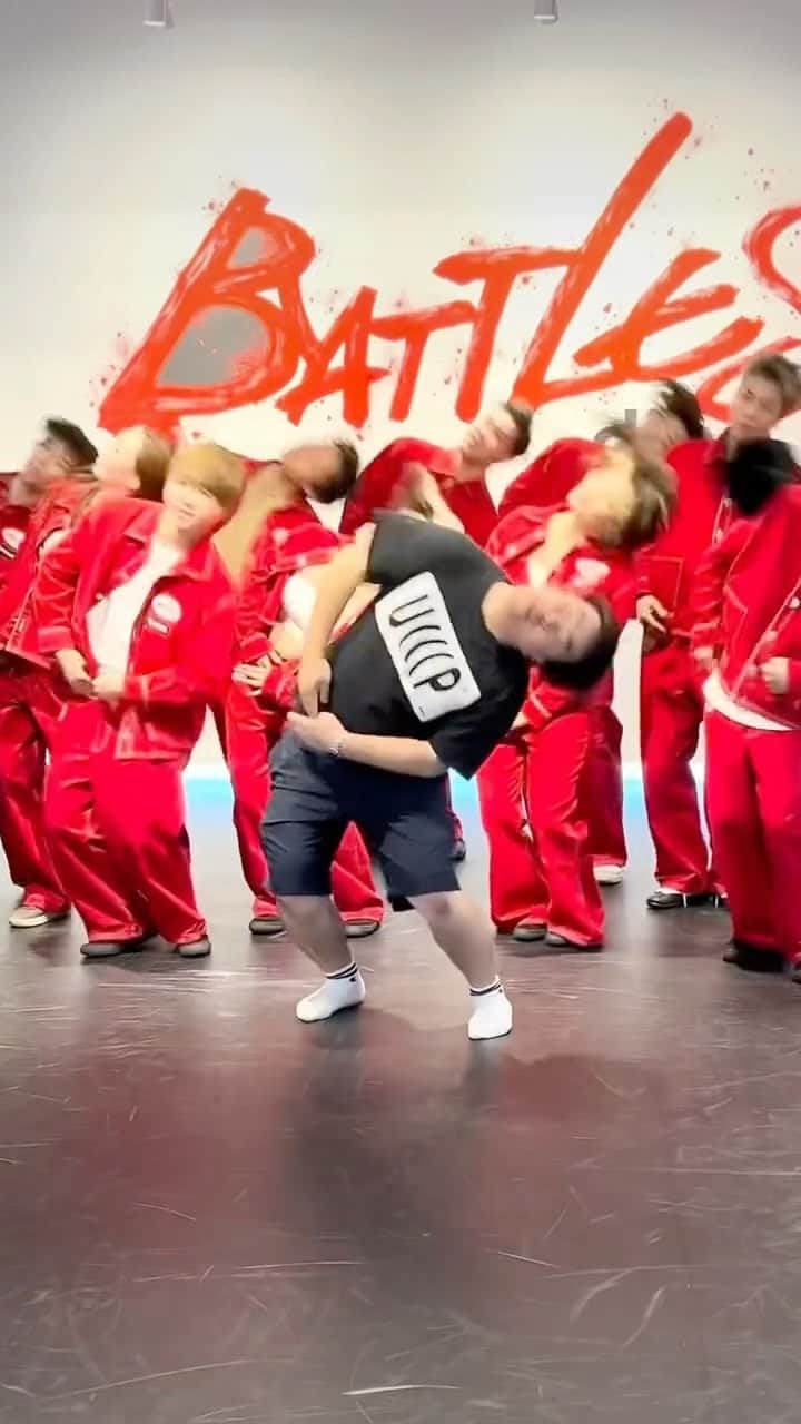 GO!皆川のインスタグラム：「プロダンサーのdipBATTLESのみなさんとウンチョコ体操🤸  #dipbattles」