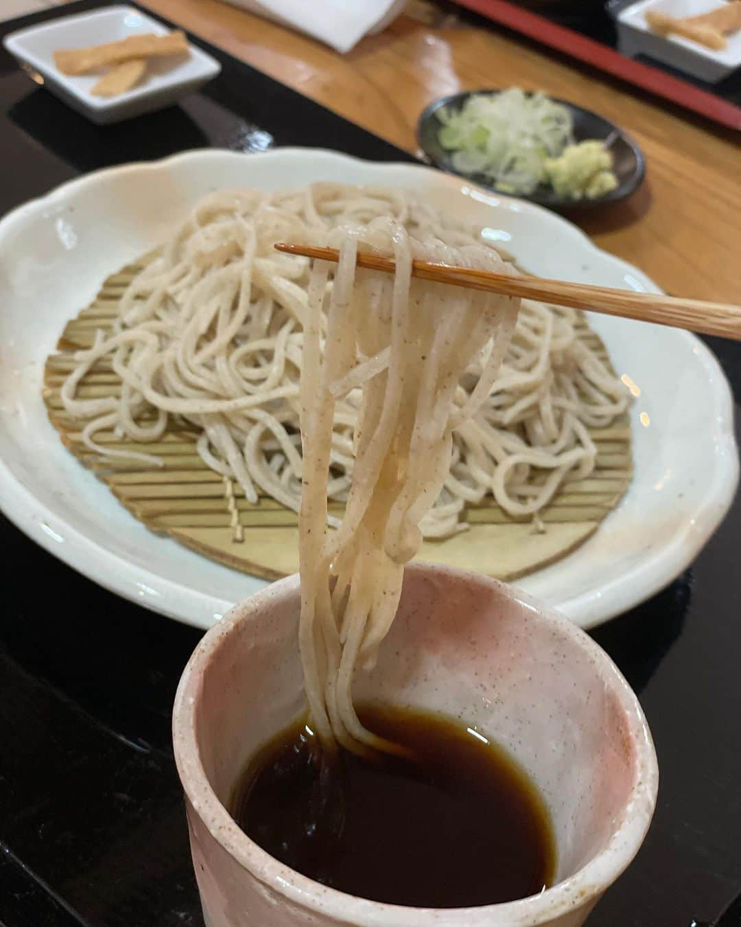 三佐和あやさんのインスタグラム写真 - (三佐和あやInstagram)「暑くて ざる蕎麦を食べたかった日…☀️お出かけ先は 神戸✨  神戸でお仕事があるというのは、 とても嬉しいこと。大好きだから 誇りに思ってる✌️✨  月に何回も出かけてるなぁ〜 足元には @akaishi.official のスニーカーを。  こちらは膝の負担を軽減してくれる設計だから、神戸は 歩いて移動できちゃうから、 こういう日は、絶対 アカイシ👟が便利✨  明るい色に似合う スモークピンクだから、 コーデも 気に入ってる✨  ︎☑︎ブランド紹介  　AKAISHIは、外反母趾など 様々な足の悩みを持つ方が、  歩くことで足の健康を  とりもどす靴を研究開発している ブランドです。  　数千人の足裏の形から導き出された AKAISHIオリジナルのインソールは履いた瞬間、 　足裏に吸いつくようにフィットします。  　→公式通販サイト：「AKAISHI　靴」で検索  @akaishi.official   #AKAISHI #AKAISHI公式通販 #アカイシ #ArchFitter #アーチフィッター #新商品 #外反母趾 #足底筋膜炎 #変形性膝関節症 #膝痛 #O脚 #足が痛い #スニーカー #ウォーキングシューズ #スリッポン #シューズ #pr」10月22日 21時48分 - misawa_aya