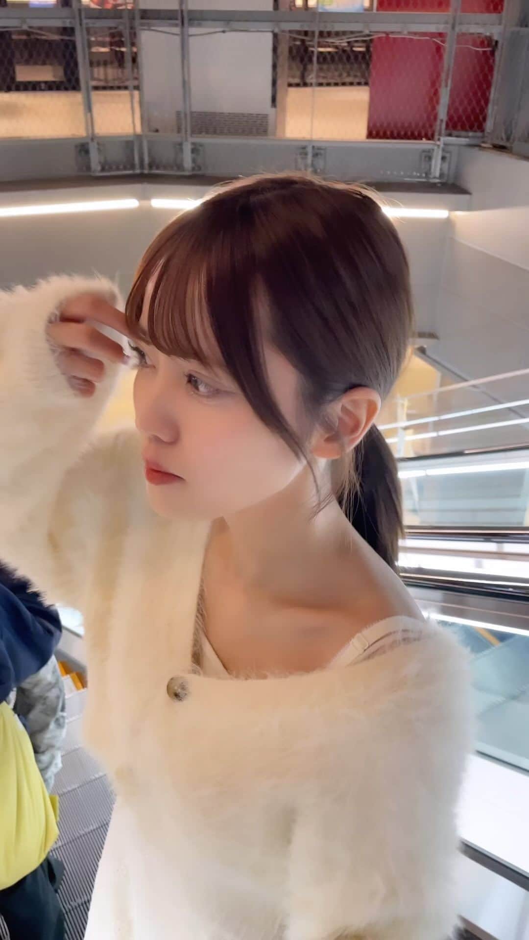 のインスタグラム：「寒くなってきてもこもこが着れるのが嬉しい☺️♡ 金木犀の匂いもしてきてお散歩中に立ち止まることも増えたなあ〜」