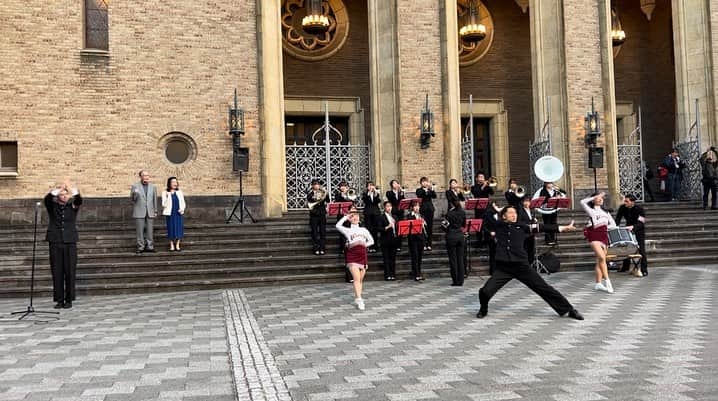 冨永裕輔のインスタグラム：「稲門祭を楽しみました！ 早稲田祭でアカペラサークルで歌っていた10号館の屋上は変わっていませんでした 愛するキッチン南国は営業時間に間に合わず💦また次回の楽しみに😊  #早稲田大学 #応援部 #稲門祭 #大隈講堂 #早稲田祭 #アカペラサークル  #10号館」