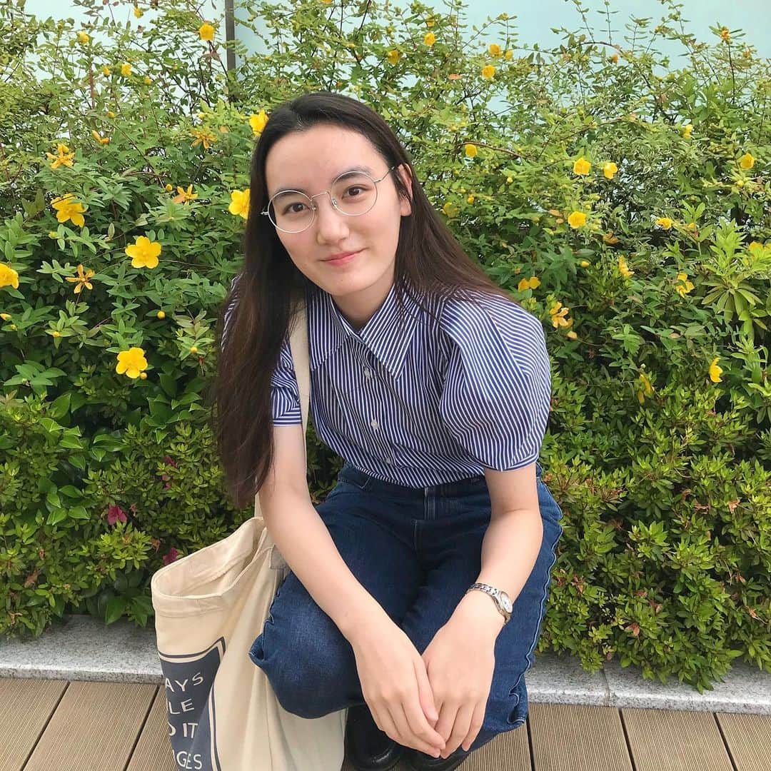 亘理舞さんのインスタグラム写真 - (亘理舞Instagram)「🌼 私は4年前くらいまで、 すイエんサーという番組に出演させて頂いていて、 今でもたまに小学生の子が 「すイエんサーのまいちゃん！」と、 気づいてくれることもあり、とても嬉しいです✨ ・ その時に「めがねのお姉さん」と 言われることも多いので、 私は意外とめがねのイメージがあるらしいです🥸 ・ 今日はそのエピソードで、この写真を選びました(笑) ・ ・ ・ ・ #すイエんサー#すイエんサーガールズ#眼鏡コーデ#メガネ女子👓#丸めがね#丸メガネ女子#時計女子#ローファーコーデ#ローファー好き#ローファー女子#ブルーシャツ#ストライプシャツコーデ#トラッドファッション#トラッドスタイル#フレンチガール#スターダストプロモーション#亘理舞」10月22日 21時49分 - mai_watari_official