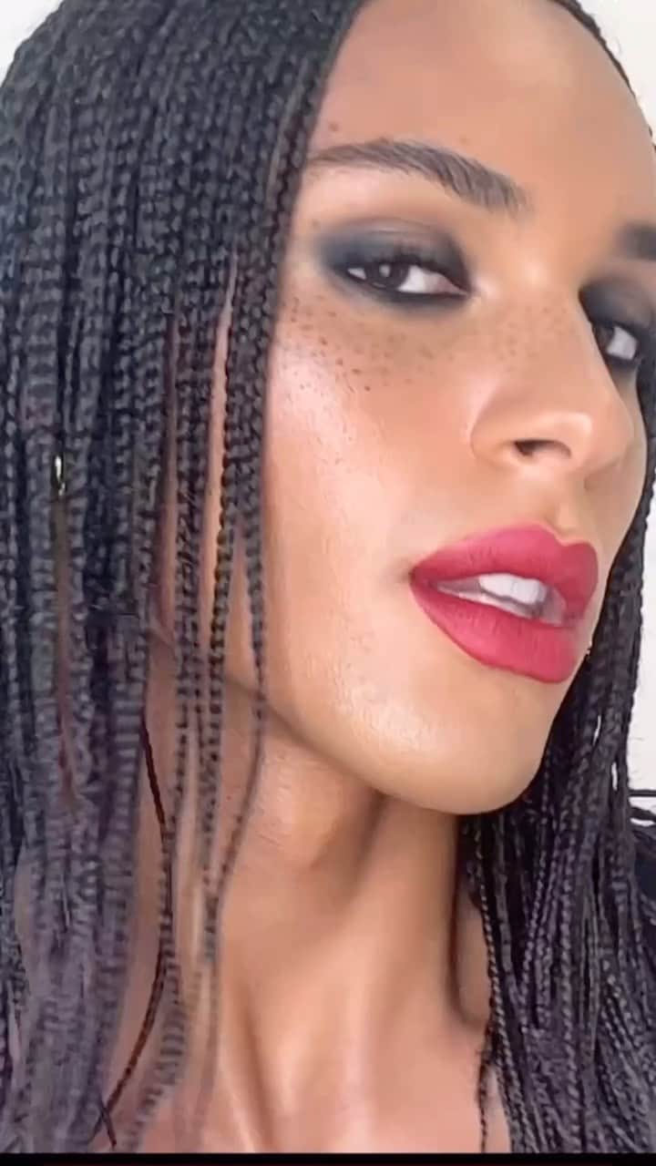 のインスタグラム：「All eyes on you. Recreate Power Player Chelsea’s edgy look by accentuating lips with Powermatte High-Intensity Lip Pencil in auburn brown shade Bohemian Rhapsody. Pair your  bold lip look with a dramatic smoky eye by blending High-Pigment Longwear Eyeliner and Single Eyeshadow together for double the impact.   Designed by NARS EMEA Education & Artistry Manager @rachelhardie.artistry.」
