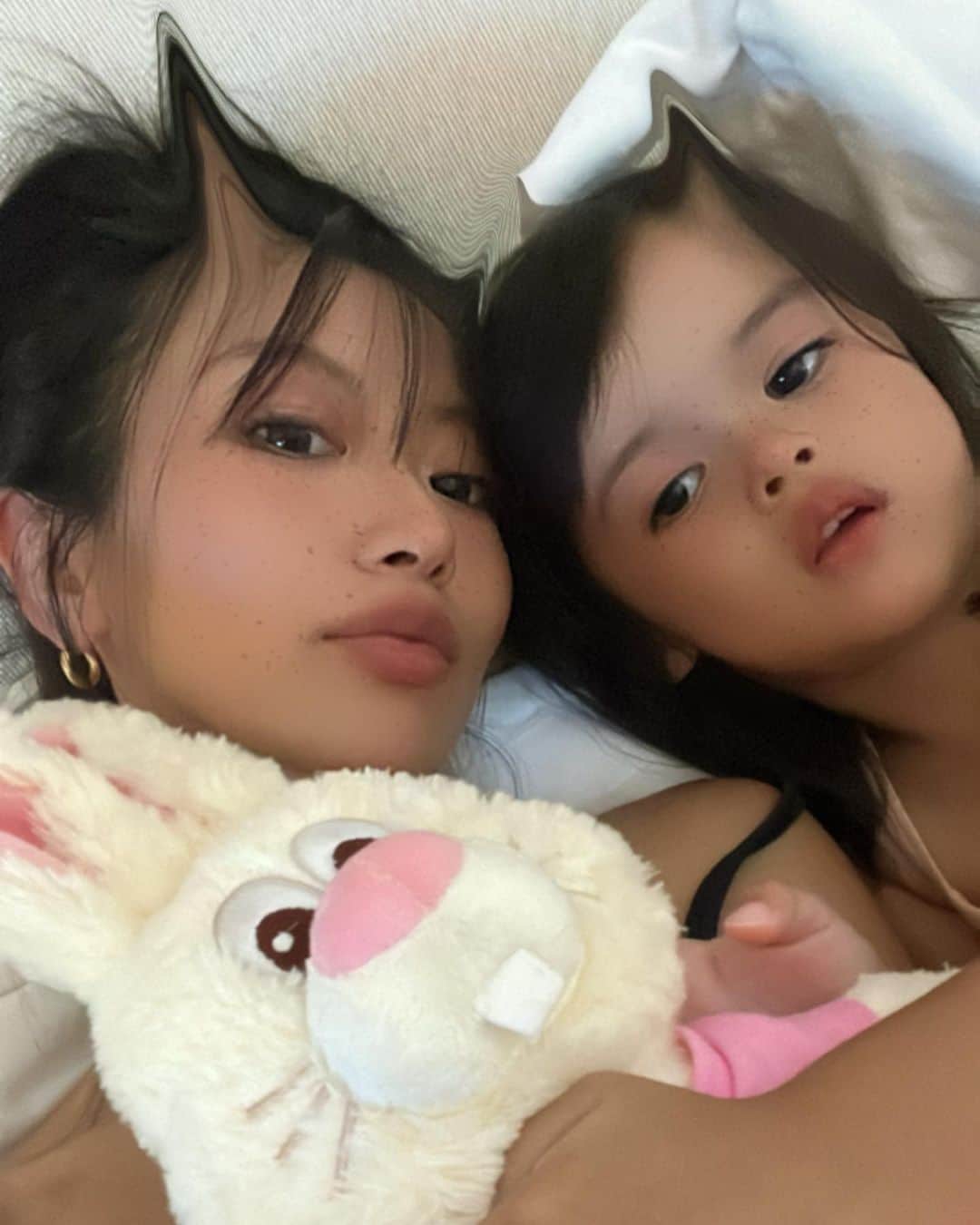 小堀美茄冬（みにゃとっち）さんのインスタグラム写真 - (小堀美茄冬（みにゃとっち）Instagram)「娘と旦那が昼寝中にお買い物行ったとき🤍 普段できないことができて幸せ🤍(背景ちらかってる🫣)  #hawaii #waikiki #ハワイ #ハワイ旅行 #子連れ旅行 #子連れハワイ」10月22日 21時51分 - minatooo.k