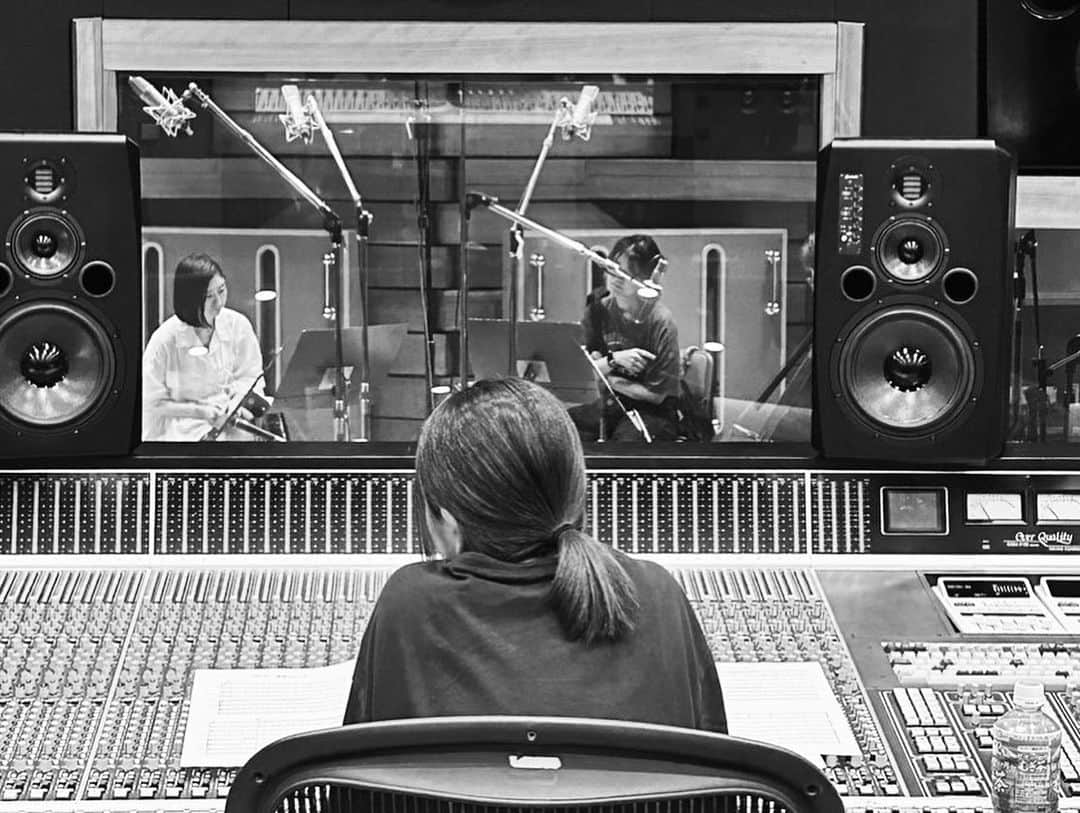 白澤美佳さんのインスタグラム写真 - (白澤美佳Instagram)「✴︎✴︎✴︎ いつかのお仕事現場🎻 仕事中基本的に写真撮らないので こういうのかなり貴重📷  #お仕事記録 #violinist #白澤美佳 #recording #収録 #録音 #studiomusician  #サウンドイン #quartetto #弦楽四重奏 #弦カル #雨ちゃんカルテット #劇版 #🎻 #⏺️ #🎧」10月22日 21時51分 - mikashirasawa