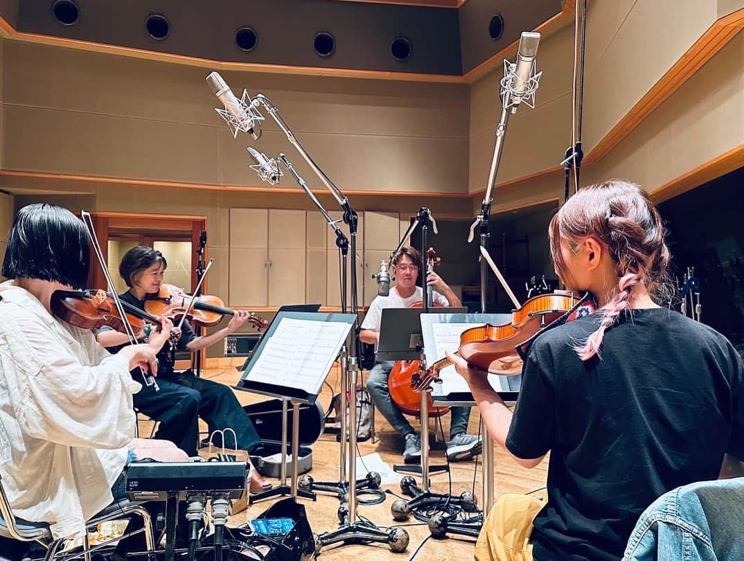 白澤美佳さんのインスタグラム写真 - (白澤美佳Instagram)「✴︎✴︎✴︎ いつかのお仕事現場🎻 仕事中基本的に写真撮らないので こういうのかなり貴重📷  #お仕事記録 #violinist #白澤美佳 #recording #収録 #録音 #studiomusician  #サウンドイン #quartetto #弦楽四重奏 #弦カル #雨ちゃんカルテット #劇版 #🎻 #⏺️ #🎧」10月22日 21時51分 - mikashirasawa