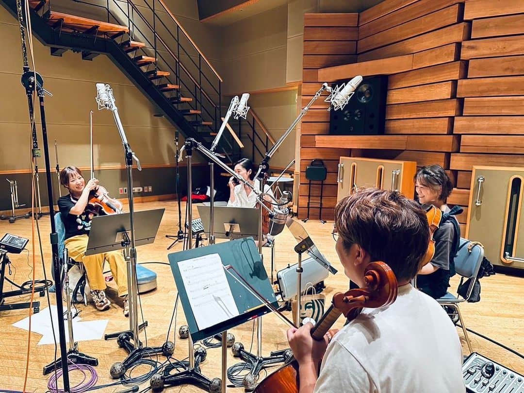 白澤美佳さんのインスタグラム写真 - (白澤美佳Instagram)「✴︎✴︎✴︎ いつかのお仕事現場🎻 仕事中基本的に写真撮らないので こういうのかなり貴重📷  #お仕事記録 #violinist #白澤美佳 #recording #収録 #録音 #studiomusician  #サウンドイン #quartetto #弦楽四重奏 #弦カル #雨ちゃんカルテット #劇版 #🎻 #⏺️ #🎧」10月22日 21時51分 - mikashirasawa