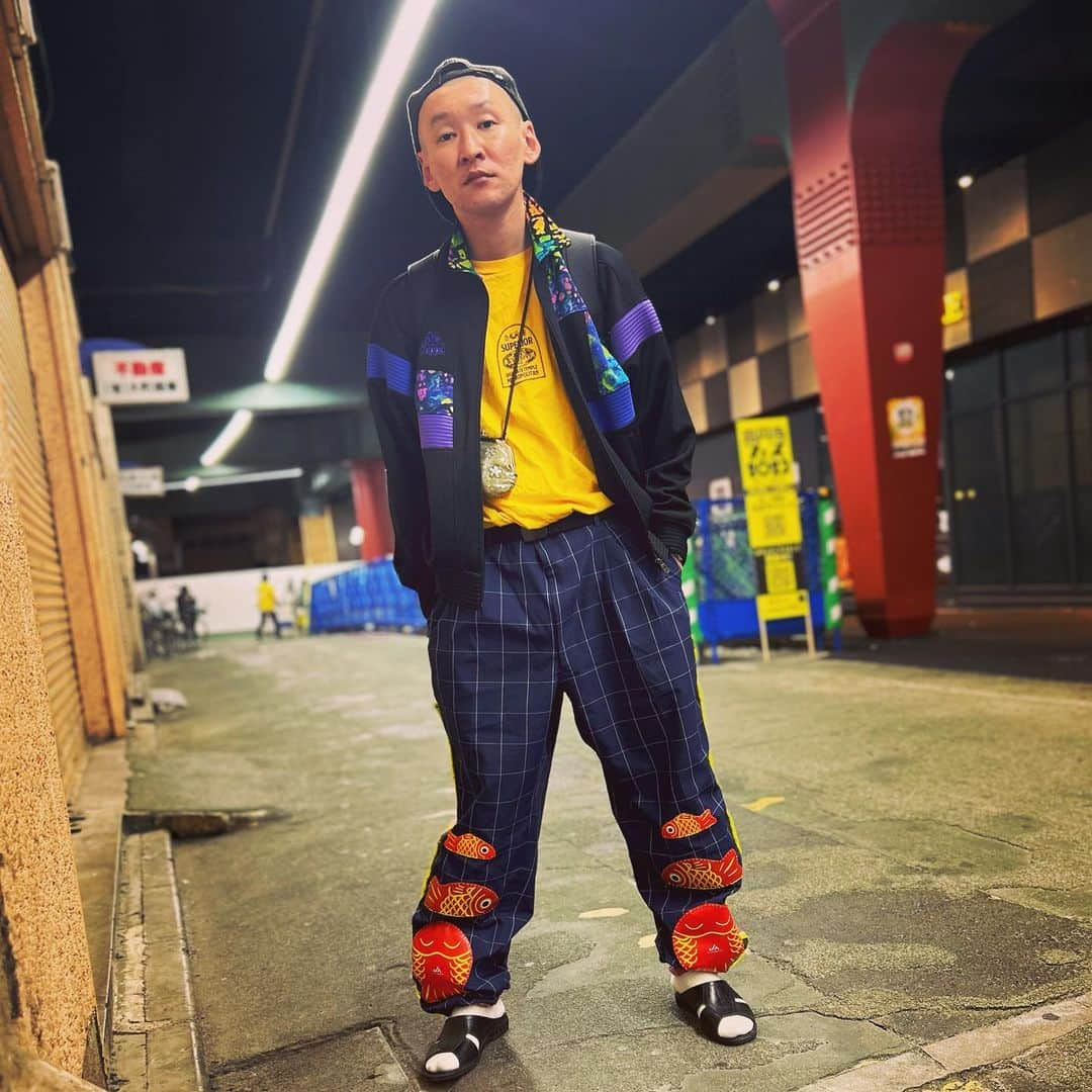 市川刺身さんのインスタグラム写真 - (市川刺身Instagram)「今日の服装。 渋谷でライブの日。  最高円寺の黄色ロンTにkappaのジャージ。 ちょきんぎょのズボン 明治乳業の帽子に黒の便所サンダルと金のがま口にmont-bellのメッシュリュック。 渋谷でライブでキングオブコントを終えたカゲヤマさんとニッポンの社長さんに会えました。 帰宅してきて高架下で撮りました。 明日の大阪の準備めちゃ眠い。 高架下ありがとう。  #今日着た服 #ファッション #古着 #ちょきんぎょ #高架下」10月22日 21時51分 - soitsudoitsu