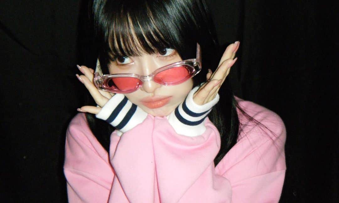 のインスタグラム：「트와이스 8주년 🩶🩶🩶🩶🩶 🩶🩶🩶🩶 원스 고미워요🩷」