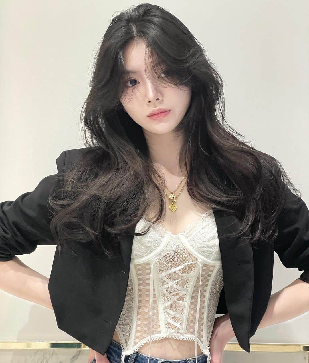 原涼香のインスタグラム：「🆕なトレンドヘア🖤🩶🤍🩶 レイヤーカット × グレージュ⊹ ｡ ﾟ⁖✦ ˖ ⊹ ｡ ﾟ˖ ✧  韓国の子みたいな #레이어드컷 と透明感抜群カラーが いまとってもイケてます🫶🏻 ㅤㅤㅤㅤㅤㅤㅤㅤㅤㅤㅤㅤㅤ ㅤㅤㅤㅤㅤㅤㅤㅤㅤㅤㅤㅤㅤ 🎀韓国HAIR STYLE menu... ㅤㅤㅤㅤㅤㅤㅤㅤㅤㅤㅤㅤㅤ ☑︎カット 2WAYバングに巻いても巻かなくてもかわいいレイヤーカット🩷  ☑︎プレミアムケアカラー(or Wケアカラー) 透明感バツグンのグレージュカラー🩶 ㅤㅤㅤㅤㅤㅤㅤㅤㅤㅤㅤㅤㅤ ☑︎HITAトリートメント 韓国人みたいなツヤ髪はHITAトリートメントで叶います🩷  ㅤㅤㅤㅤㅤㅤㅤㅤㅤㅤㅤㅤㅤ ご予約はリンクから🫶🏻🔗  #SHIMA#韓国ヘア#韓国スタイル#レイヤーカット#ワンホンヘア#ワンホン#ダークトーン#網紅#初カラー#暗髪#ベージュカラー#ラベンダーカラー#グレージュ#オリーブカラー#透明感カラー#銀座美容院#銀座美容室#美容師#시스루뱅#레이어드컷#koreanhair」