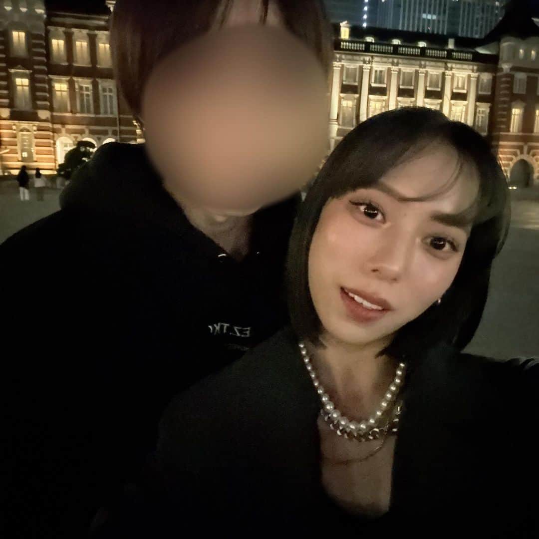 のインスタグラム：「初めての結婚記念日💍  普段写真撮らんすぎてさっき夜ごはん食べに行った帰りに急いで撮った画質ガラケー写真と携帯の中に眠ってた写真添えとく笑  本当に出会えてよかったと心から思える人間👨‍👩‍👧‍👦 休みの日にお昼ご飯食べるのめんどくさいな〜って言いながら気付いたら夕方まで一緒にゲームしてる時間がすごく幸せです！！！  これからもずっとよろしく🫶🏻」