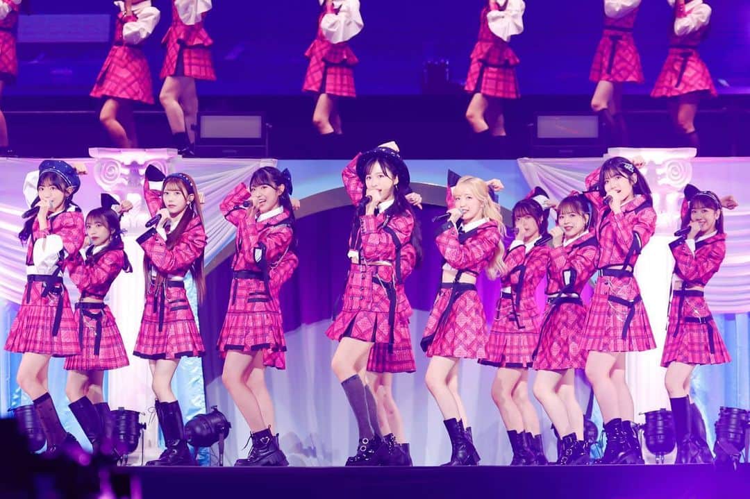 AKB48 Officialのインスタグラム：「. ♡- - - - - - - - - - - - - - - - - - - -ഒ˖° ⁡ ˗ˏˋ #AKB48武道館 コンサートˎˊ˗ 新生 #AKB48 お披露目の3️⃣日目💡 ありがとうございました🙌🏻💕 ⁡ 新衣装での初パフォーマンス🎀💗 2018年以降の楽曲のみでの公演🤍🎧 そして❕ #AKB19期生 オーディション の開催が発表されました👶🏻🫧 ⁡たくさんのご応募をお待ちしております💌♡ ⁡ 新生AKB48の魅力が詰まった 明るく楽しい最終日となりました💬🎀 ⁡ 本日のアーカイブ配信は Huluストアからご覧ください📎❣️ https://bit.ly/3PSf41P まだまだ3日間の余韻に浸りましょう➰🫠 ⁡ ♡- - - - - - - - - - - - - - - - - - - -ഒ˖°」
