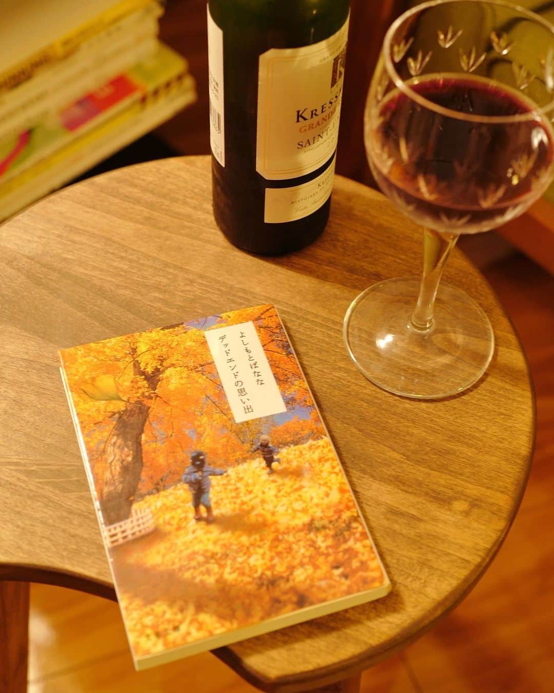 髙林梢絵さんのインスタグラム写真 - (髙林梢絵Instagram)「🍷 ⁡ あした10/23(月)発売のSPRiNGにて 秋の夜長に読みたい3冊を紹介させていただきました❣️ ⁡ テーマは「秋の夜長の、お酒と読書」ということで 読書しながら飲みたいお酒と本が特集されています☺️  わたしは家ではもっぱらワインかビール！なんですが 夫がワイン好きな影響で 今回はワイン✖️小説のペアリングで選書してみました （最近は弱すぎて全然飲めませんが🍷笑） ⁡ 他の方のページを見てみると いろんなお酒と本の組み合わせが楽しいです💞 みなさんがセレクトしている本がとても素敵な上に 写真もおしゃれで、、さすがスプリングさん、、☘️ ⁡ スタイリストさんやライターさんなど おしゃれな皆さんが登場するなか 超ローカルなカレー屋店員のわたしを1頁目に ご紹介くださり😭本当に恐縮なのですが とってもうれしく、感謝の気持ちでいっぱいです、、、 ⁡ （しかも肩書きがカレー店オーナー！笑 やったぁ🤣 石本商店のカレーまで載せてくださって感激です🤣） ⁡ ちなみに今回紹介した本はこちら↓ ⁡ #あのこは貴族 #山内マリコ #デッドエンドの思い出 #よしもとばなな #透明な夜の香り #千早茜 ⁡ どれも思い入れのあるだいすきな小説です❤️ どんなところがおすすめなのか？ どうしてこの本と、このお酒なのか？については 実際に誌面をご覧いただけるとうれしいです✨ ⁡ 実際、最近のわたしの夜の過ごし方は 吉本ばななさんの小説を読んでから寝ることで😴  #はーばーらいと #ミトンとふびん を読み終えて #アムリタ をいまゆっくり読み進めてるところです ⁡ ばななさんの本は何を読んでも 言葉の表現が美しくて感動したり 発見があっておもしろかったりして 言葉萌えが止まらないです、たのしいです〜〜〜  もちろんその、ばななさんの世界を切り取る まなざしも含めて大好きな作家さんです🍌 ⁡ （みなさんの推しの ばななさん作品もぜひ教えてほしいです🙇🏻‍♀️） ⁡ 📸  ⑤〜⑧枚目 今回の誌面用の写真は夫が撮ってくれました🙏 有難い🙏  スプリング12月号、ぜひお手に取ってみてください💘  #SPRiNG #SPRiNG12月号 #kozu_booklover @kozue__oshima」10月22日 22時04分 - kozue__oshima