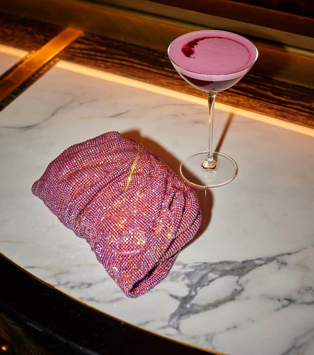 Harrodsのインスタグラム：「Why stop at matching your bag to your shoes when you could twin it with your cocktail, too? 🍸  Take your twinkling plus-one to the Dining Hall on the Ground Floor, and tag #HarrodsDiningHall to show us what you’ve been trying.  #Harrods #HarrodsFashion」