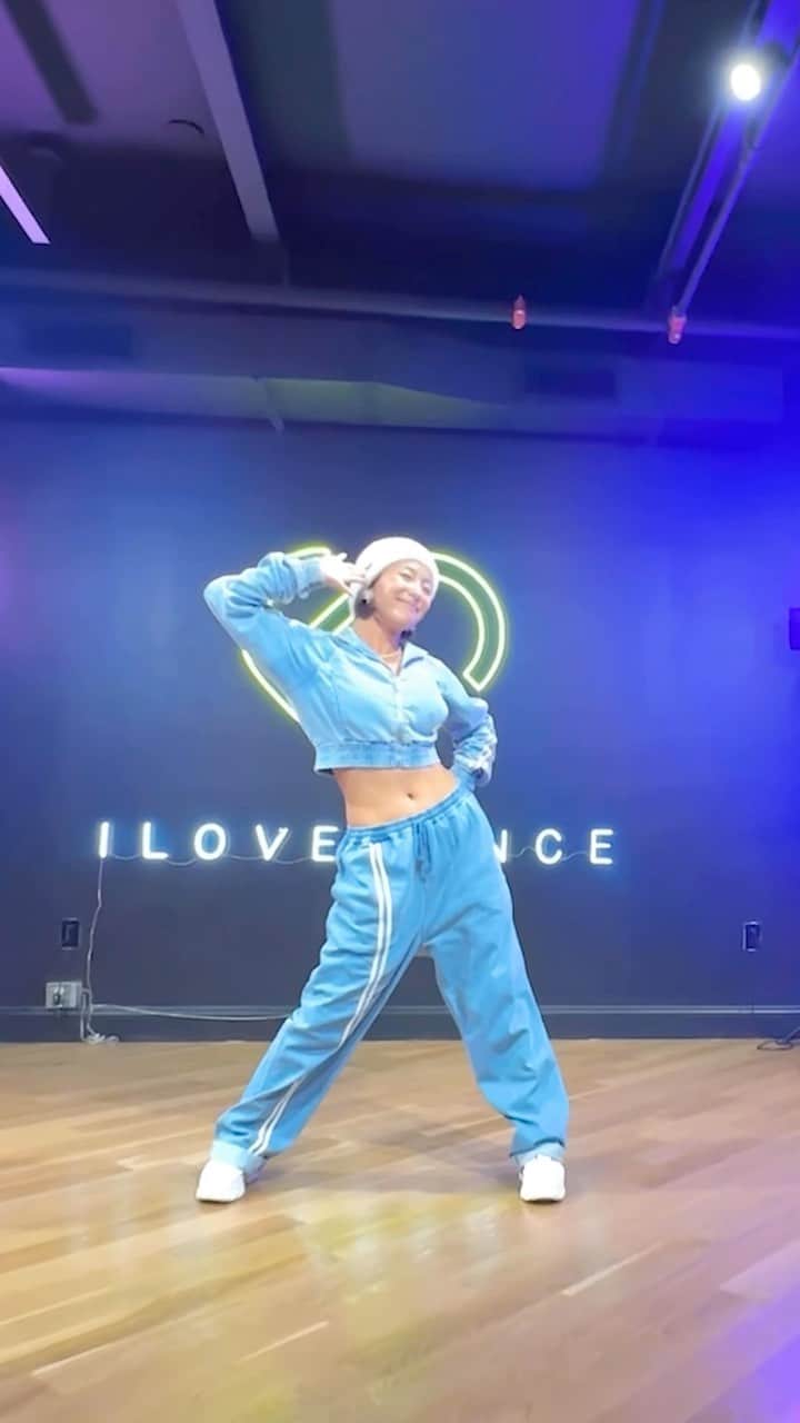 のインスタグラム：「Thank you @hermosavidaluna for teaching La chA TA!!   It was very surreal to watch this legendary dance in live performed by Luna. 😱😍 See you all today for 4Walls and the Meet&Greet! 😎  🎥: @ildmj  . . . . . .  #ILoveDanceNYC #KpopDance #FXLUNA #KpopIdol #KpopReels #explorepage #kpopdancer #LUNA #LACHATA #KpopClass #KpopDanceClass #KpopNYC #KpopReels #FX」
