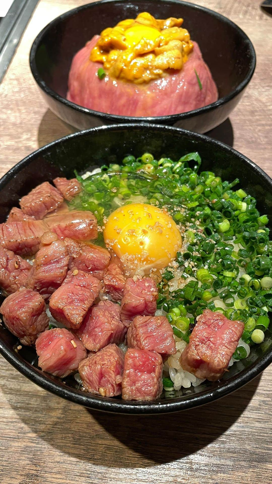 りょうくんグルメのインスタグラム：「【YAKINIKU DAICHI ROPPONGI 焼肉 大地 六本木】  六本木の人気焼肉店。 クオリティの高いお肉が楽しめて、どのお肉も抜群に美味しい。 特に名物のうに肉寿司、ザブスキ、肉丼が美味しかった！うに肉寿司が大きめサイズで嬉しい。 いくらアボカドユッケもネギたんも上ハラミも最高！厚切り牛たんもぷりぷりだった！ カジュアルにお洒落な店内で接客が良い！ しかも駅近！デートにもオススメ！  A popular yakiniku restaurant in Roppongi. All the meats are of high quality, and the famous sea urchin sushi and meat bowls are the best. It is one of the places you should visit when you travel to Tokyo.  🏠 YAKINIKU DAICHI ROPPONGI 焼肉 大地 六本木 🚃 六本木駅7番出口 (Roppngi St.) 💰1名予算¥12000  📍 東京都港区六本木4-12-11 (4-12-1 Roppongi, Minato-ku, Tokyo)  注文メニュー ザブスキ¥2600 赤身盛り合わせ¥2200 極厚タン¥2200 ネギタン¥1900 上ハラミ¥2900 うに肉寿司2貫¥3000 肉TKG¥1700 うに肉丼¥2800」