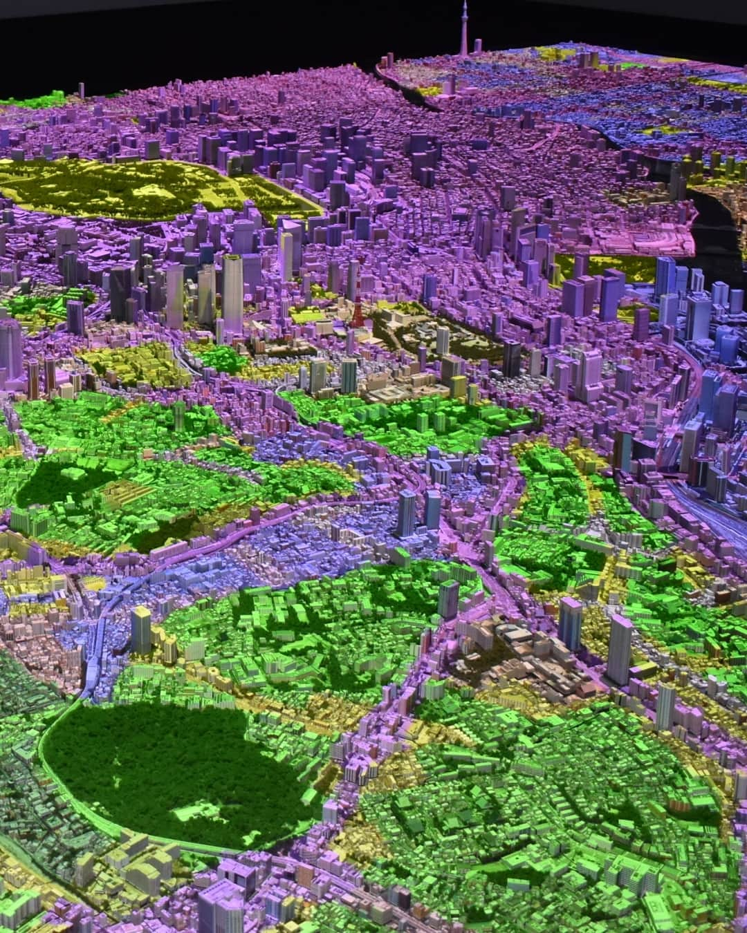 日本経済新聞社さんのインスタグラム写真 - (日本経済新聞社Instagram)「森ビルの研究施設「森ビルアーバンラボ」（東京・港）には、東京都心を精巧に再現した1000分の1スケールの模型があります。地形や交通網といったテーマごとにプロジェクションマッピングで色づけし、特徴を視覚で捉えられます。ニューヨークや上海の都市模型もあり、俯瞰（ふかん）して比べることで、東京の課題や未来を研究・議論するのに役立てています。⁠ ⁠ 詳細はプロフィールの linkin.bio/nikkei をタップ。⁠ 投稿一覧からコンテンツをご覧になれます。⁠→⁠@nikkei⁠ ⁠ #日経電子版 #森ビル #東京タワー #東京 #tokyo #プロジェクションマッピング」10月22日 22時00分 - nikkei