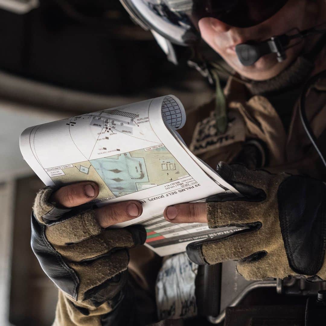 のインスタグラム：「Battle Drill  📍  The Chocolate Mountains, Calif. (Oct. 7, 2023)  #Marines assigned to Marine Aviation Weapons and Tactics Squadron One participate in a battle drill training exercise during Weapons and Tactics Instructor (WTI) course 1-24.  WTI incorporates #MarineCorps planning and implementation of advanced air and ground tactics though a series of escalating evolutions in order to produce certified Weapons and Tactics Instructors.   📷 (U.S. Marine Corps photo by Cpl. Ruben Padilla)  #USMC #FlyMarines」