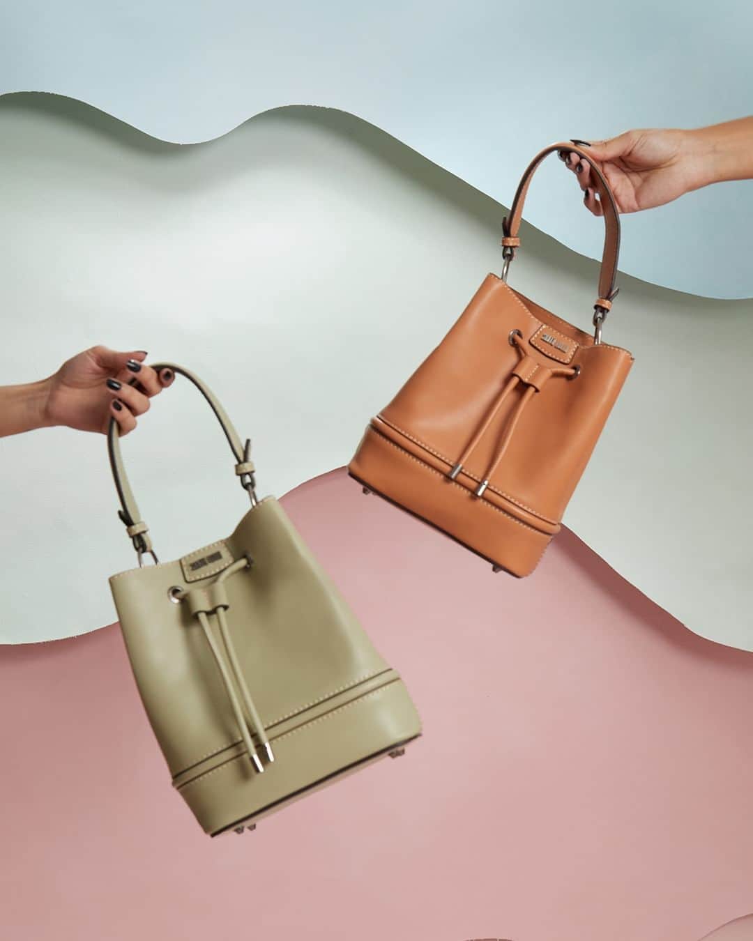 Santa Lollaのインスタグラム：「As construções clássicas do closet feminino são repaginadas na cartela candy color, imprimindo informação de moda como uma das tendências mais promissoras da temporada. Você vai de bucket ou flap bag? [ Bucket R$299,90 | Flap R$229,90 ] #santalolla #santalollaverao24 #SLhandbags」