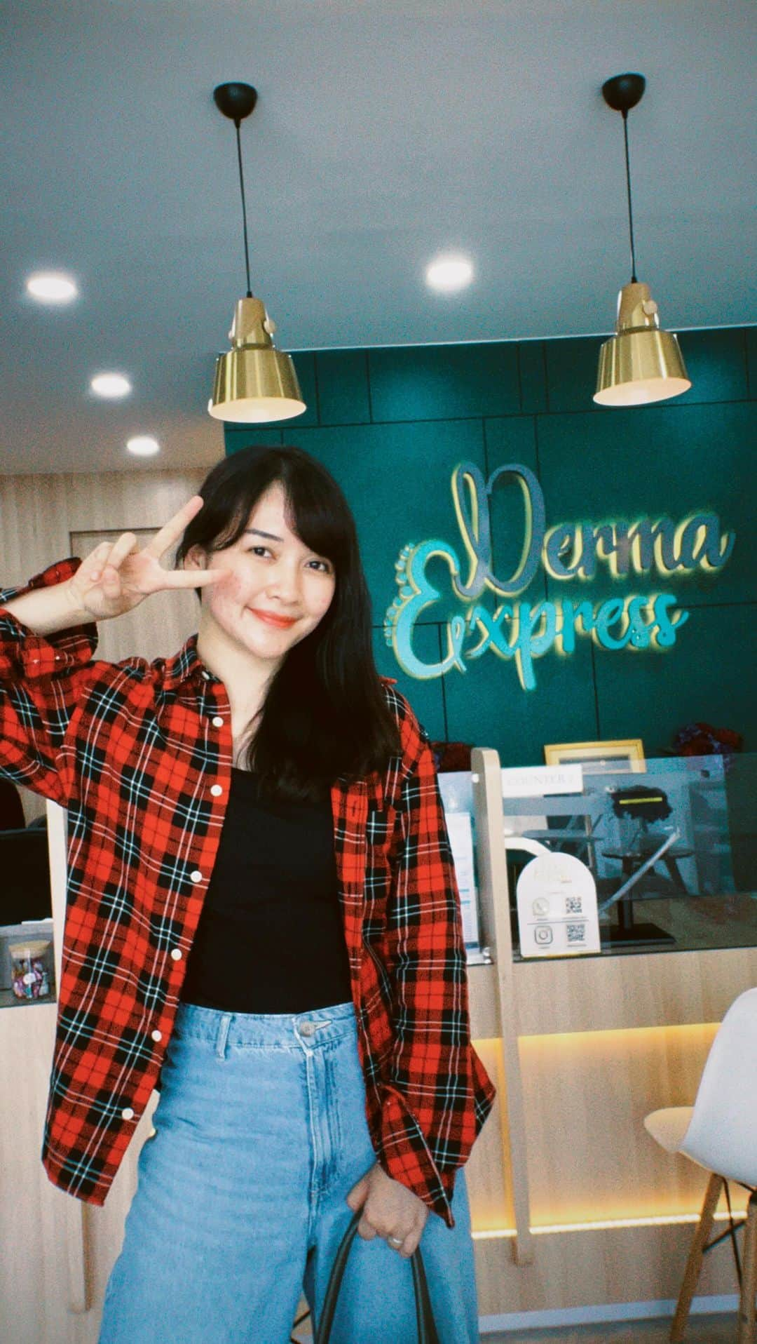 デフィ・キナル・プトリのインスタグラム：「aku mau rekomendasi tempat treatment di Jakarta Selatan, kalo aku treatment di Derma Express Cipete. Hari ini aku treatment Anti Redness Package karna concern aku emang sama bekas jerawat aku yang merah bangettt, terus sama meso pipi biar lemaknya hancur (tentu disertai olahraga ya) . suka banget pelayanan disini cepet, dokternya responsif dan kasih solusi. love 😍 #cakepterjangkaudermaexpressaja」