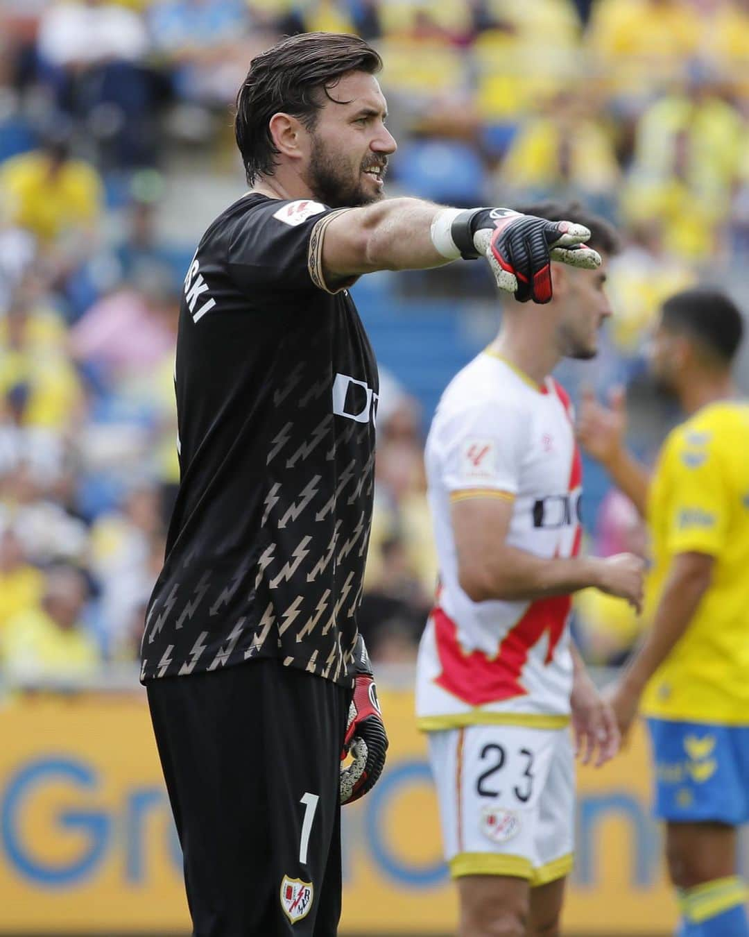 ストール・ディミトゥリエフスキのインスタグラム：「swipe to see a penalty save. 🧤🛑   #LALIGAEASPORTS #LALIGAHighlights #LasPalmasRayo」