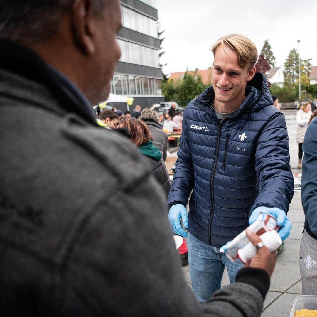 SVダルムシュタット98のインスタグラム：「Gutes tun! 🙏🏻 @oscar.vilhelmsson, @filip.stojilkovic und @jannikm_18 haben heute die Initiative "Obdachlosen helfen Darmstadt" unterstützt und bei der Essensausgabe an Obdachlose und Bedürftige geholfen ⚜️ #sv98 #Lilien #Darmstadt」