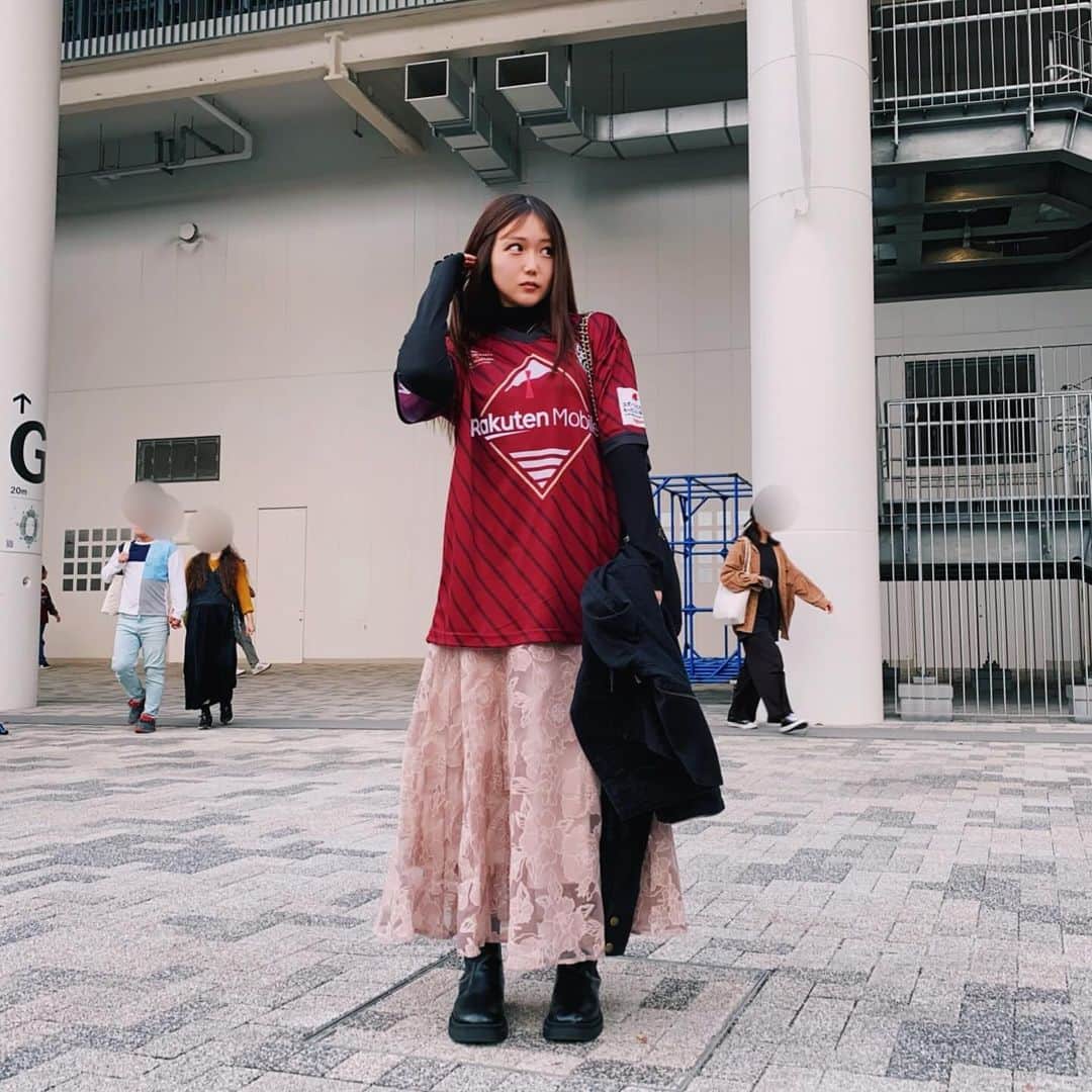 藤田早希のインスタグラム：「今年2回目のサッカー観てきた⚽️ そのあと予定あって服装女子🙌🏻 来場者数5万人超え。 ずっと欲しかったユニフォームと貰えてご満悦😊 スポーツは自分のバイブスもあげてくれるし エキサイトできるけん大好き🫶🏻 また来週行くけん楽しみ🧏🏻‍♀️. .  ☆☆☆☆☆☆☆☆☆☆☆☆☆☆☆☆☆☆☆☆☆☆☆. .  I watched soccer for the second time this year ⚽️ After that, I had a plan so I dressed up 🙌🏻 Over 50,000 visitors. I'm happy to have received the uniform I've always wanted 😊 Sports also give me my vibe. I love being able to get excited🫶🏻 I’m looking forward to going again next week 🧏🏻‍♀️. .  올해 두 번째 축구를 보았던 ⚽️ 그 후 예정되어 복장 여자 🙌🏻 방문자 수 5만명 넘어. 쭉 갖고 싶었던 유니폼과 받을 수 있어 만끽😊 스포츠는 자신의 바이브스를 제공합니다. 흥미 진진한 켄 사랑 🫶🏻 또 다음주 가는 즐거움🧏🏻‍♀️. . ☆☆☆☆☆☆☆☆☆☆☆☆☆☆☆☆☆☆☆☆☆☆☆. . . .  #jリーグ #サッカー観戦 #ヴィッセル神戸 #神戸鹿島 #visselkobe #サッカー女子 . . . .」