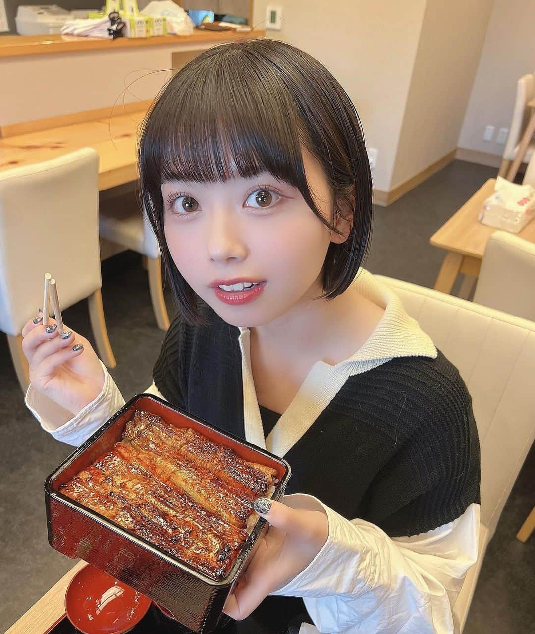 峰島こまきのインスタグラム：「家族でうなぎ屋さんの職人体験を させていただいたんだ〜🧂❤︎  自分で焼いたうなぎ美味しかった🍱  三島の「うの川」さんってところ、是非皆さんも行ってみてください✔️  #みしまkotori #三島グルメ」