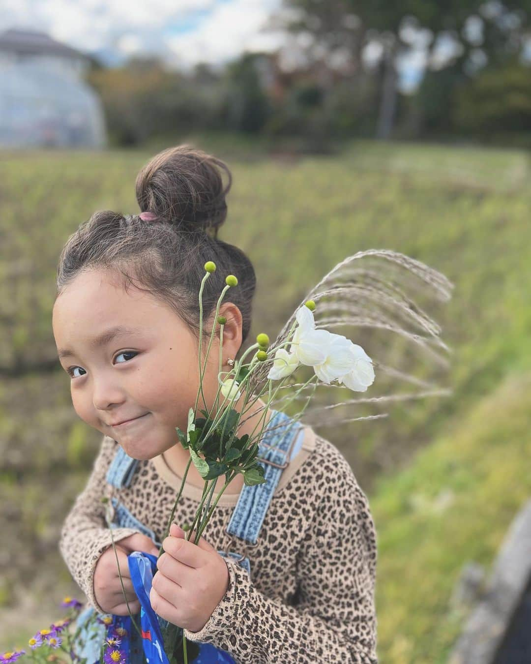 関谷桃子さんのインスタグラム写真 - (関谷桃子Instagram)「1枚目　母唯一の写真w 2枚目　秋探しのねぇさん 3枚目　愛しい人たち （甘え上手なオレと文句言いながら面倒見のいいねぇさん）  小さな幸せを感じられた日曜日♡  #平和な休日  #マミーの宝物」10月22日 22時03分 - momomo_s_