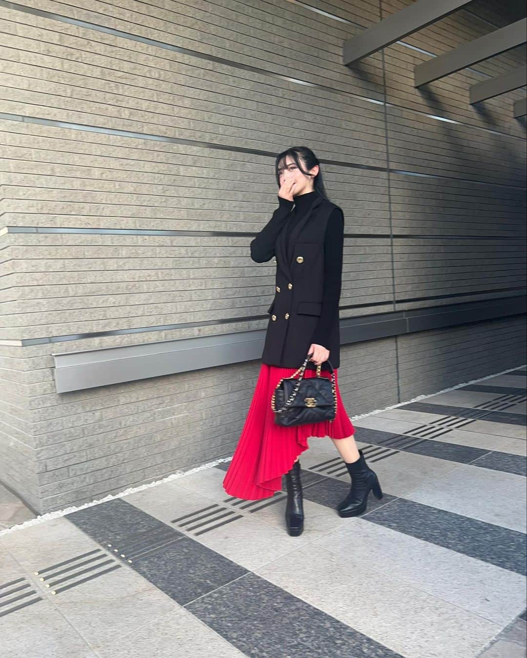 のインスタグラム：「秋服に絶対使えるリブニット。 #ホールガーメントタートルニット (商品ID:EM232360134)  主役もしても 重ね着としても使えるから 色違いで欲しいニット！  程よい肉厚感と袖口が長めなのも◎ 合わせやすくて使いやすい！！ ブラウンも欲しいなぁ。。  → @styledoor_official   #PR #styledoor #エマテイラー #スタイルドア #大人カジュアル #大人コーデ #デートコーデ#美術館巡り #今日のコーデ #大人可愛い #カジュアルコーデ#ニットコーデ#秋冬コーデ」