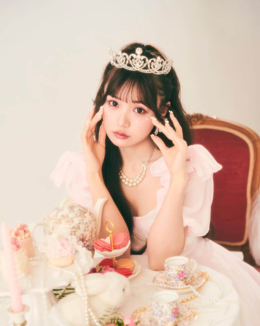 のインスタグラム：「👸🏼✨🎀''  . . .  生誕祭のビジュこちら~  今年のタイトルは  '' last MEMORY ''  になります໒꒱˚.*  テーマは 姫 🪞✨ プリンセスになった気分で撮影できて嬉しいのーーーっ  そしてそして！ 本日アップされたグッツ！✨ かわいくないか、、！？ 全て会場のみ発売です！(Tシャツはロジーさんのほうで発売です)  ゲットしてねーーーっ  りさの会場パンパンにしたい思いで チケットまたまた追加分出します、！！！ 明日の20時発売です💞  すこーーしでも気になってくださってでも、あまりふーりーのこと知らないのーーっていうその君！  ぜーーーったいにに好きにさせてみせる(⊃ᴗ ̫ ᴗ⊂)  気軽にきてねっっ  . . .  📸: @apo9071  💄: @imutan_makeup  👗: @sae_stylist   #ふーりー生誕祭  #古澤里紗」