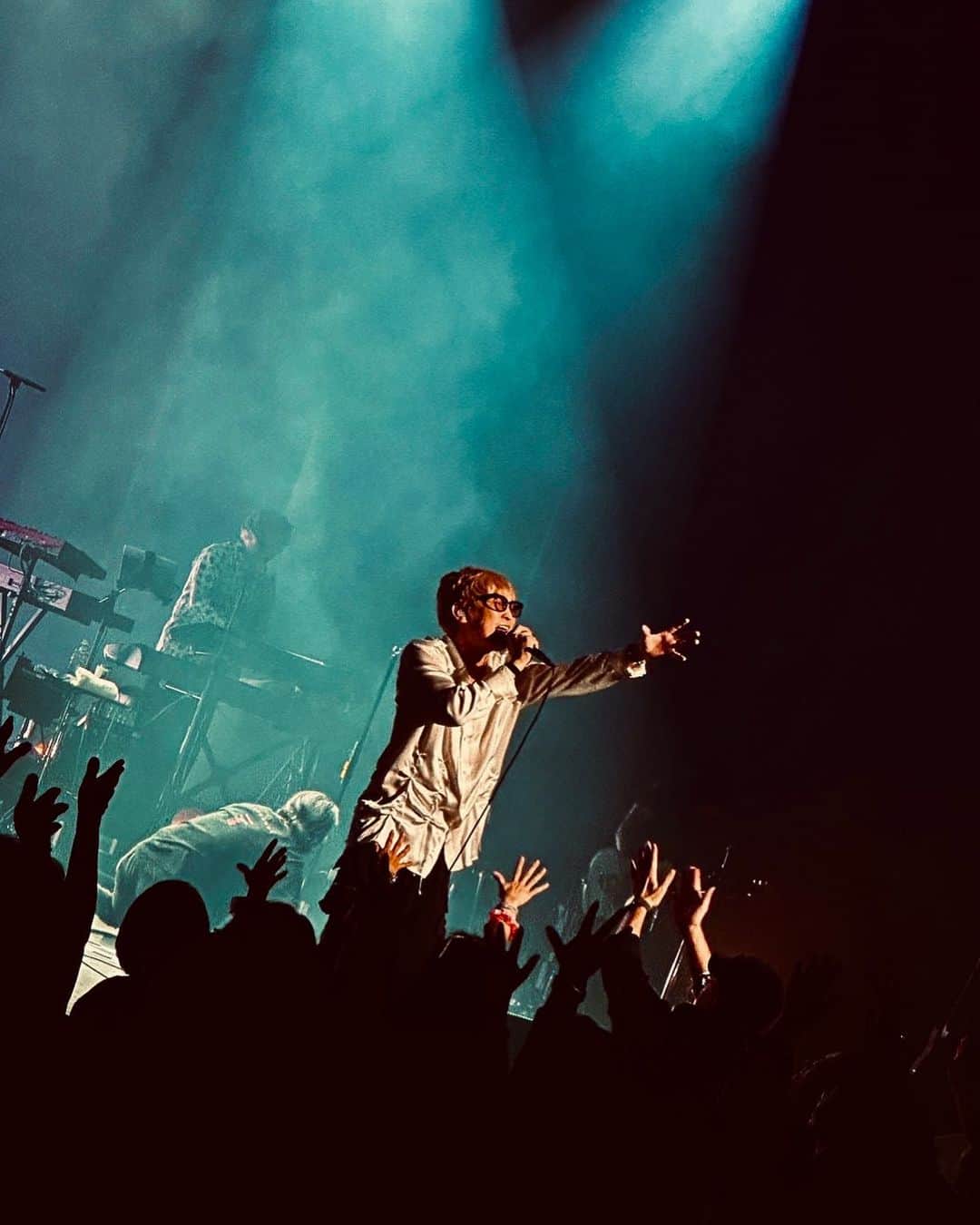 スガシカオのインスタグラム：「今夜の江戸川でのライブは、なんというか頂点まで登りつめた感があった。これ以上、我々に、上はあるのだろうか・・・  セトリがいいのか、バンドの熱量なのか、お客さんのエナジーなのか・・・このツアーは初日からずっと、ものすごい音楽の渦っていうか魔法が生まれていて、自分でもなんかちょっと怖くなってきたよ。いつか大事な場面で大失敗するんじゃないか、急に声が出なくなるんじゃないか・・・とか。  だって、こんなに毎回毎回凄いLIVEができるはずがないもの…  そんなツアーも残すところあと新潟、東京ファイナルの2本。終わったと同時にロウソクが消えないように、なんとか頑張りたい。。。  江戸川、ありがとう！最高でした！  ※動画はあとでまとめます」