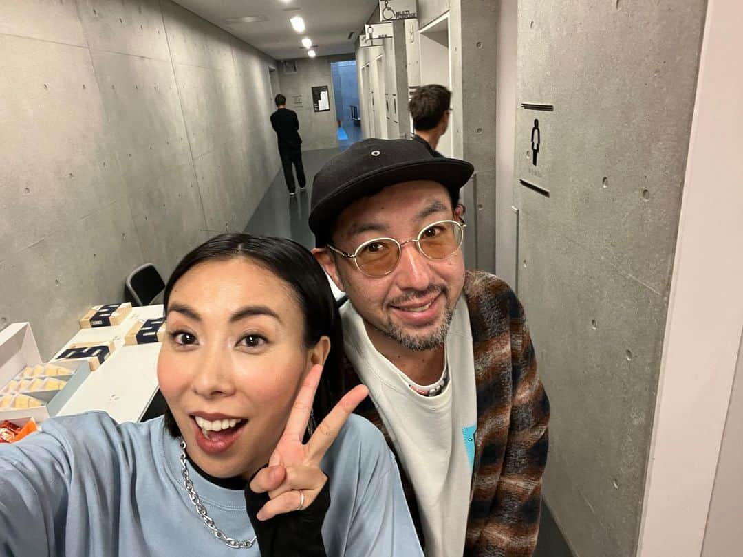 LOVEさんのインスタグラム写真 - (LOVEInstagram)「TOKYOFMリスナー感謝祭、LINE CUBE SHIBUYA、めちゃくちゃ笑いました。早押しクイズってむずいのね！笑  マンボウやしろさんが普段わたし1番会えてなくて。今日は威力を思い知りまして普通に爆笑しました、ありがとうございました！  @mihohamasaki_japan みほちゃん写真撮りそびれてごめんよ！最高の中島みゆきでしたよ！！  @akiyo0414  吉田さんとも撮りそこねてしもてすまぬ！！一緒に萌え袖やりたかったです✨  @hama_okamoto ありがとうチームラブハマForever🫶次は優勝や🏆 @emiri_nakagawa 大好きだよ😂🫶  @miki_sumiyoshi さん総合司会、まじ流石&会場我々みんな抱かれましたね。Love you my sis! いつも本当にありがとう🥰  @norokayotokyo ちゃんとは数年ぶりの再会、まだまだノロ味が足りないからまた遊ぼう！  @rena_yamazaki.official れなちは本番前から本番中から私の顔ガン見してました。心のバランスをとっていた模様、笑。クイズ楽しかったよ！ありがとね！  さらに、珍しく久々に舞台裏にいた堀内兄ちゃんに会えました。にいちゃーん！  と、  #tokyofm 同僚一同ということになりますが、まあキャラ揃いの皆様と、リスナーの皆様と。笑った笑った。　  取り急ぎお礼まで。  また明日ー！」10月22日 22時06分 - loveyanen_official