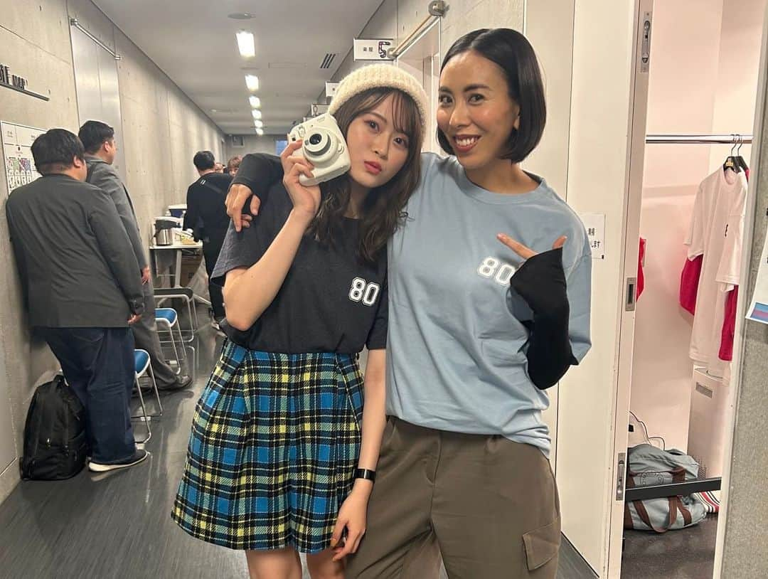 LOVEさんのインスタグラム写真 - (LOVEInstagram)「TOKYOFMリスナー感謝祭、LINE CUBE SHIBUYA、めちゃくちゃ笑いました。早押しクイズってむずいのね！笑  マンボウやしろさんが普段わたし1番会えてなくて。今日は威力を思い知りまして普通に爆笑しました、ありがとうございました！  @mihohamasaki_japan みほちゃん写真撮りそびれてごめんよ！最高の中島みゆきでしたよ！！  @akiyo0414  吉田さんとも撮りそこねてしもてすまぬ！！一緒に萌え袖やりたかったです✨  @hama_okamoto ありがとうチームラブハマForever🫶次は優勝や🏆 @emiri_nakagawa 大好きだよ😂🫶  @miki_sumiyoshi さん総合司会、まじ流石&会場我々みんな抱かれましたね。Love you my sis! いつも本当にありがとう🥰  @norokayotokyo ちゃんとは数年ぶりの再会、まだまだノロ味が足りないからまた遊ぼう！  @rena_yamazaki.official れなちは本番前から本番中から私の顔ガン見してました。心のバランスをとっていた模様、笑。クイズ楽しかったよ！ありがとね！  さらに、珍しく久々に舞台裏にいた堀内兄ちゃんに会えました。にいちゃーん！  と、  #tokyofm 同僚一同ということになりますが、まあキャラ揃いの皆様と、リスナーの皆様と。笑った笑った。　  取り急ぎお礼まで。  また明日ー！」10月22日 22時06分 - loveyanen_official