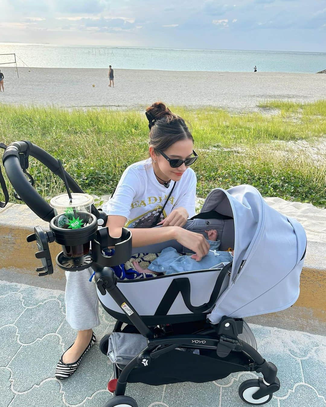 大森美知さんのインスタグラム写真 - (大森美知Instagram)「息子 初めて外の世界で Baby Buggyデビュー👶🏻🕊️🌏✨  初Buggyは @babyzenjapan のYOYOバジネット にしました。年齢に合わせてカスタム出来るし このバジネットフレームから取り外してBabyを起こさず 寝かせたまま持ち運びができるからすごい便利。　 カラーはStoneにしました🩶  気持ち良さそうに寝てくれて、初めて風感じたり 色んな音に途中 放心状態に笑ってしまった✨  これから色んなところ行こうねー🥰  #yoyo_pr#stokkeyoyo#ベビーカー #コンパクトベビーカー#A型ベビーカー #セカンドベビーカー」10月22日 22時07分 - michi_oomori_official