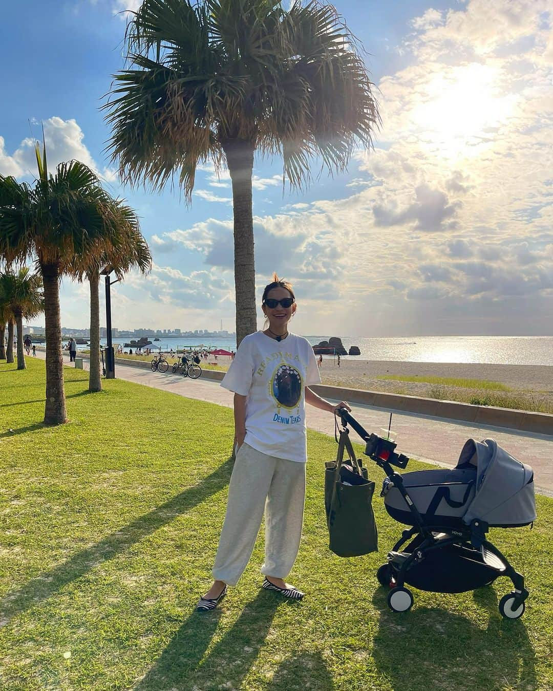 大森美知さんのインスタグラム写真 - (大森美知Instagram)「息子 初めて外の世界で Baby Buggyデビュー👶🏻🕊️🌏✨  初Buggyは @babyzenjapan のYOYOバジネット にしました。年齢に合わせてカスタム出来るし このバジネットフレームから取り外してBabyを起こさず 寝かせたまま持ち運びができるからすごい便利。　 カラーはStoneにしました🩶  気持ち良さそうに寝てくれて、初めて風感じたり 色んな音に途中 放心状態に笑ってしまった✨  これから色んなところ行こうねー🥰  #yoyo_pr#stokkeyoyo#ベビーカー #コンパクトベビーカー#A型ベビーカー #セカンドベビーカー」10月22日 22時07分 - michi_oomori_official