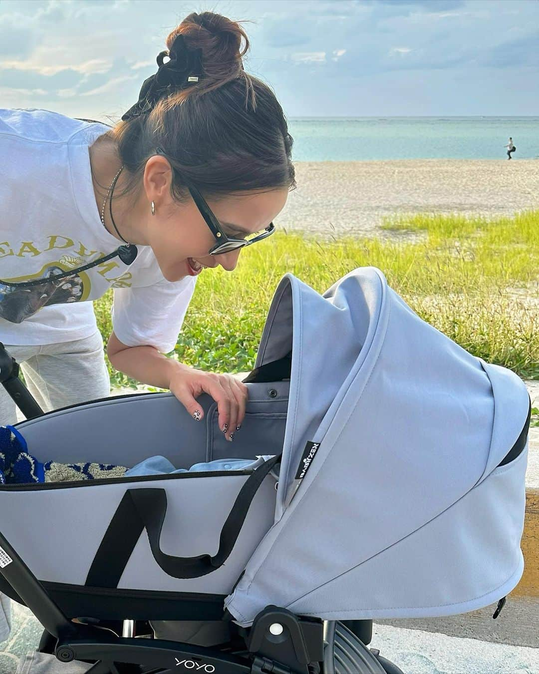 大森美知さんのインスタグラム写真 - (大森美知Instagram)「息子 初めて外の世界で Baby Buggyデビュー👶🏻🕊️🌏✨  初Buggyは @babyzenjapan のYOYOバジネット にしました。年齢に合わせてカスタム出来るし このバジネットフレームから取り外してBabyを起こさず 寝かせたまま持ち運びができるからすごい便利。　 カラーはStoneにしました🩶  気持ち良さそうに寝てくれて、初めて風感じたり 色んな音に途中 放心状態に笑ってしまった✨  これから色んなところ行こうねー🥰  #yoyo_pr#stokkeyoyo#ベビーカー #コンパクトベビーカー#A型ベビーカー #セカンドベビーカー」10月22日 22時07分 - michi_oomori_official