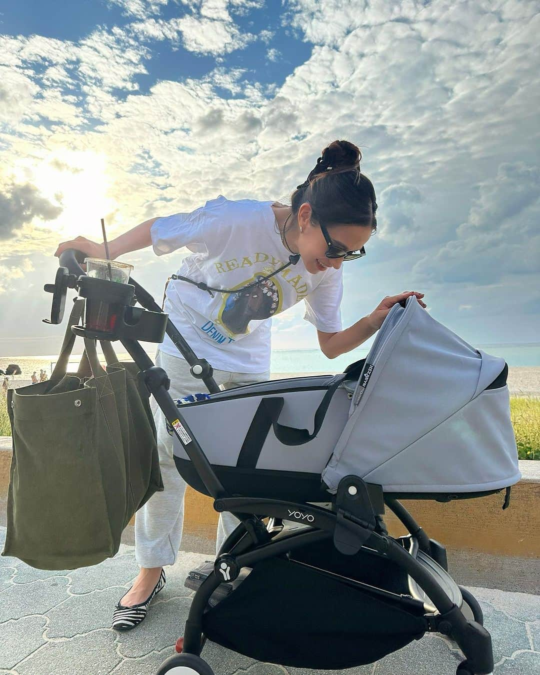 大森美知さんのインスタグラム写真 - (大森美知Instagram)「息子 初めて外の世界で Baby Buggyデビュー👶🏻🕊️🌏✨  初Buggyは @babyzenjapan のYOYOバジネット にしました。年齢に合わせてカスタム出来るし このバジネットフレームから取り外してBabyを起こさず 寝かせたまま持ち運びができるからすごい便利。　 カラーはStoneにしました🩶  気持ち良さそうに寝てくれて、初めて風感じたり 色んな音に途中 放心状態に笑ってしまった✨  これから色んなところ行こうねー🥰  #yoyo_pr#stokkeyoyo#ベビーカー #コンパクトベビーカー#A型ベビーカー #セカンドベビーカー」10月22日 22時07分 - michi_oomori_official