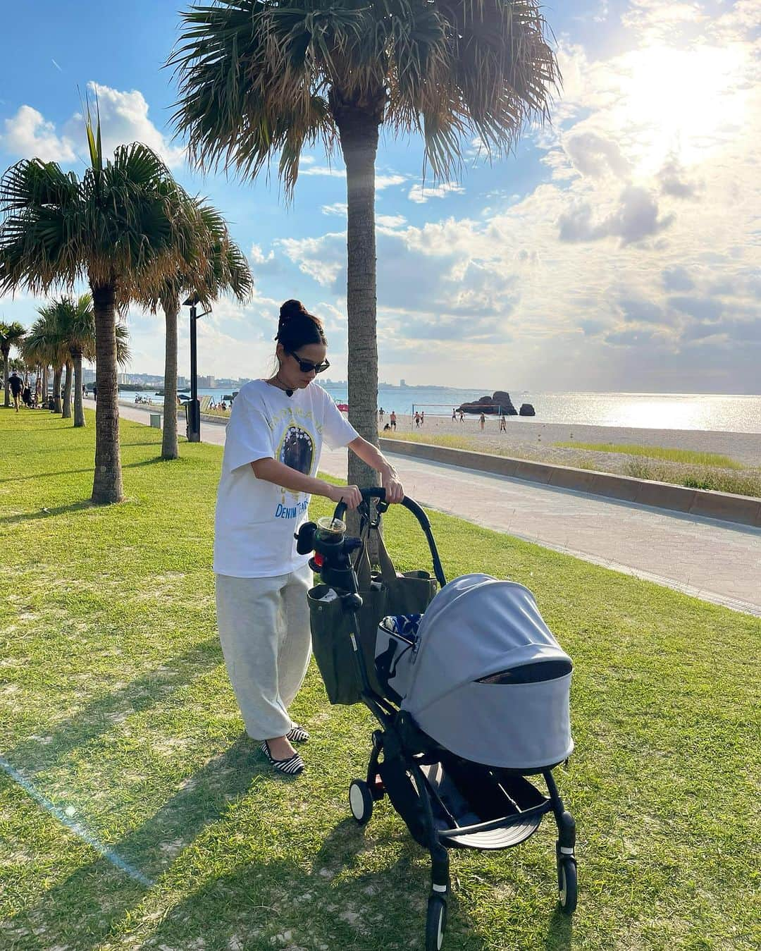 大森美知さんのインスタグラム写真 - (大森美知Instagram)「息子 初めて外の世界で Baby Buggyデビュー👶🏻🕊️🌏✨  初Buggyは @babyzenjapan のYOYOバジネット にしました。年齢に合わせてカスタム出来るし このバジネットフレームから取り外してBabyを起こさず 寝かせたまま持ち運びができるからすごい便利。　 カラーはStoneにしました🩶  気持ち良さそうに寝てくれて、初めて風感じたり 色んな音に途中 放心状態に笑ってしまった✨  これから色んなところ行こうねー🥰  #yoyo_pr#stokkeyoyo#ベビーカー #コンパクトベビーカー#A型ベビーカー #セカンドベビーカー」10月22日 22時07分 - michi_oomori_official