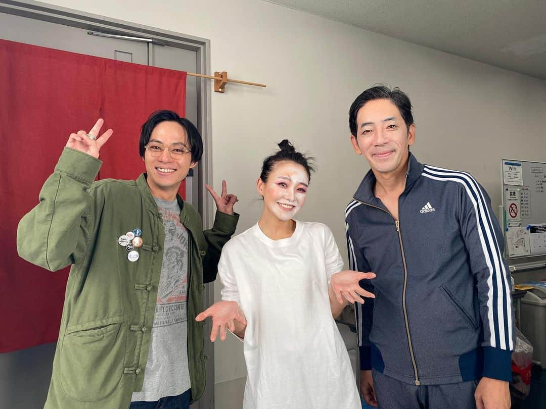 永田崇人のインスタグラム：「#ケムリ研究室 『#眠くなっちゃった 』北九州公演ご来場の皆様ありがとうございました😊  チーム福岡出身です。 野間口さんは資さんうどん食べ過ぎの件でございますけど。  お二人ともとても優しくて、素敵です🫡  お次は、兵庫！！」