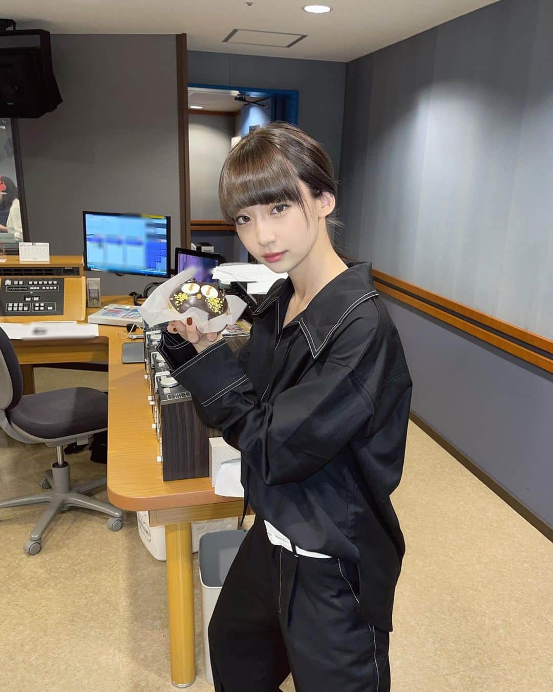 荻野由佳のインスタグラム：「今日もNACK5📻SAITAMA Z MAP お聴きくださった皆さんありがとうございました.ᐟ.ᐟ 楽しかったー😆来週も宜しくお願いします¨̮⃝  いつも差し入れが凄いんですけども 今日は特に沢山ありました.ᐟ 歓喜ーーー.ᐟ.ᐟ😻」